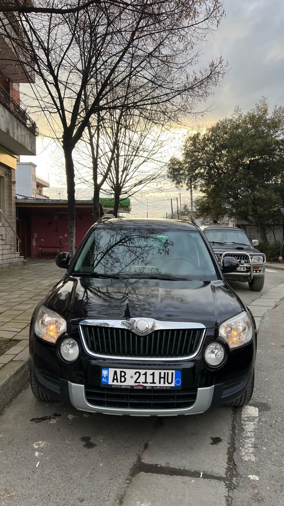 Skoda Yeti 
Viti 2009
70.000 km origjinale 
Motorr 1.8 tsi benzin
4x4 manuale me 6 marshe
Tapiceri kamosh 
Konicioner ,drita inteligjente , xhama elektrik 
Radio me ekran cd blutooth usb aux 
Sensor parkimi ,Sensor shiu, Sensor drite, 2 celsa origjinal
