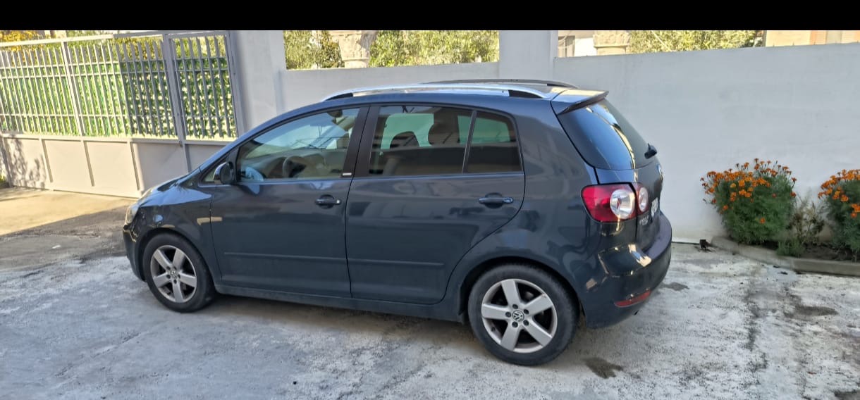 Shitet per arsye emigrimi.
Makina eshte ne gjendje shume te mire motorike, gjenerike. Me opsione, ngrohje ne sendilje, etj. Me letra te bera, goma te reja. 