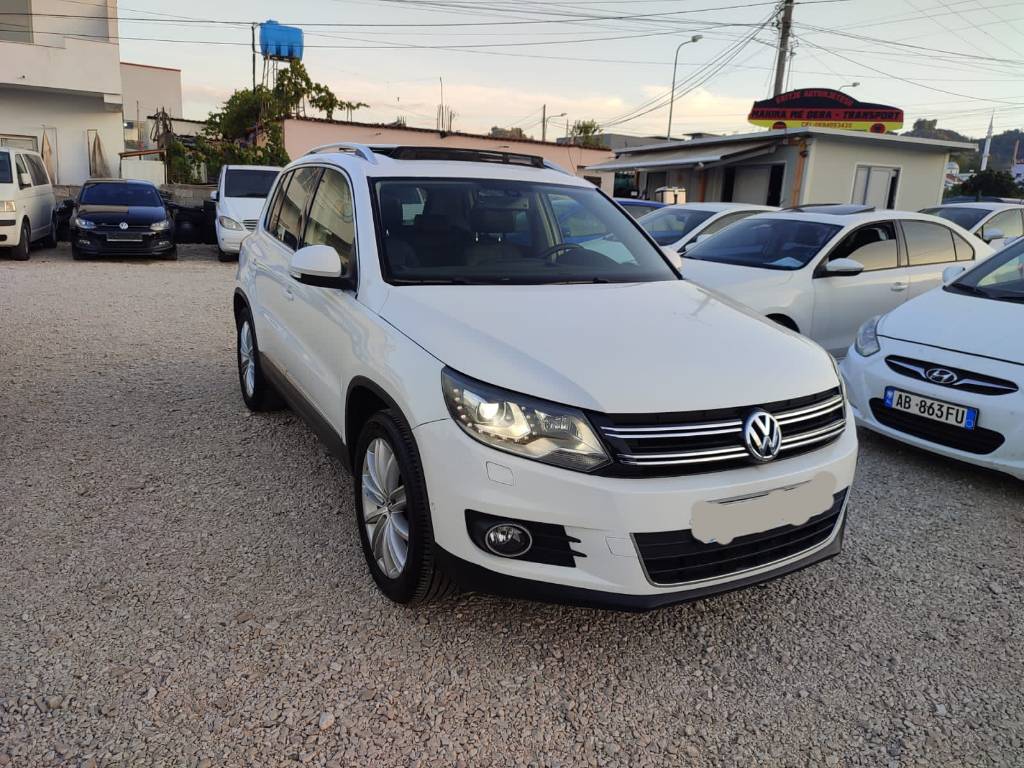 📂volkswagen
▪️tiguan
▪️2.0
▪️Nafte 
▪️Automat 
▪️2013
▪️4x4
▪️210000 Km
▪️Xhama te Zi me leje
▪️Sensor Parkingu 
▪️Sendilje me ngrohje para
▪️Xhama elektrik 
▪️Kompjuter bordi 
▪️Komanda ne timon 
▪️Limit shpejtesie
▪️Klima AC
▪️Full panorame
▪️Cmimi i diskutueshem 
▪️ Kolaudim dhjetor 2026
▪️Siguracion dhjetor 2025
 Kit faze i nderruar,vaj e filtra te sapo nderruar
Makina nuk ka nevoje per asgje,eshte ne gjendje shume te mire
