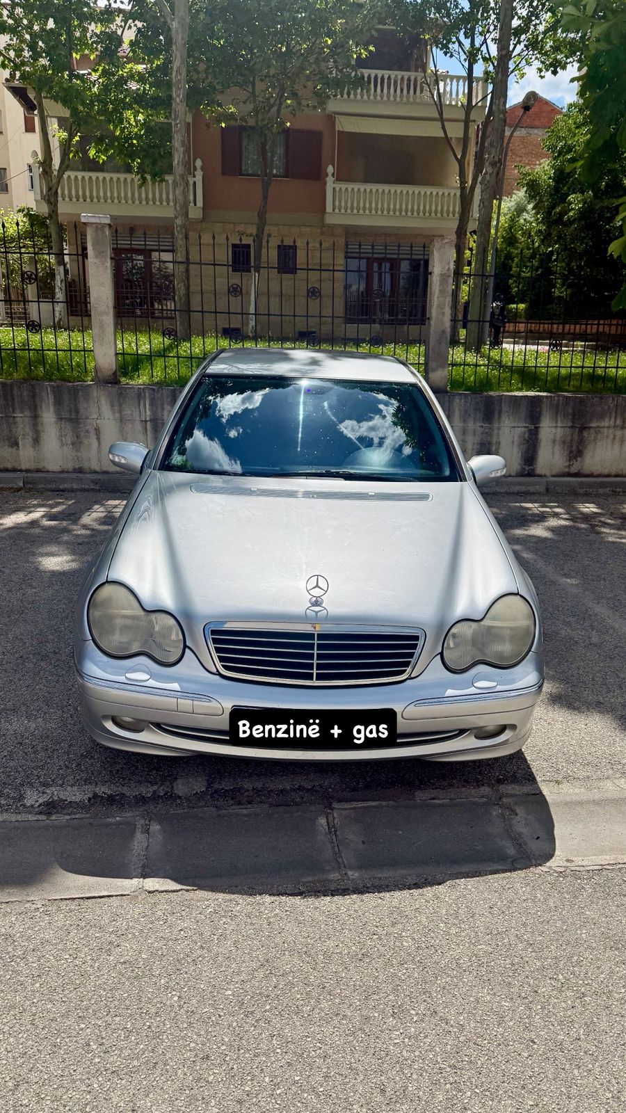 Shitet Mercedes-Benz C-Class Ë203, version Avantgarde, i prodhuar në fund të vitit 2002 dhe i ardhur nga Gjermania. Makina është në gjendje shumë të mirë motorike dhe xhenerike, e mbajtur me kujdes.
Motori është benzinë + gaz, me pllakë të kuqë (versioni më i fortë dhe më i mirë i prodhuar nga Benz), shumë ekonomik. Ka patur vetëm një pronar në Shqipëri.
Është kryer së fundmi shërbimi i plotë: vaj dhe filtra të ndërruar, si dhe është vendosur bateri e re. Makina punon në mënyrë të shkëlqyer si në benzinë ashtu edhe në gaz.
