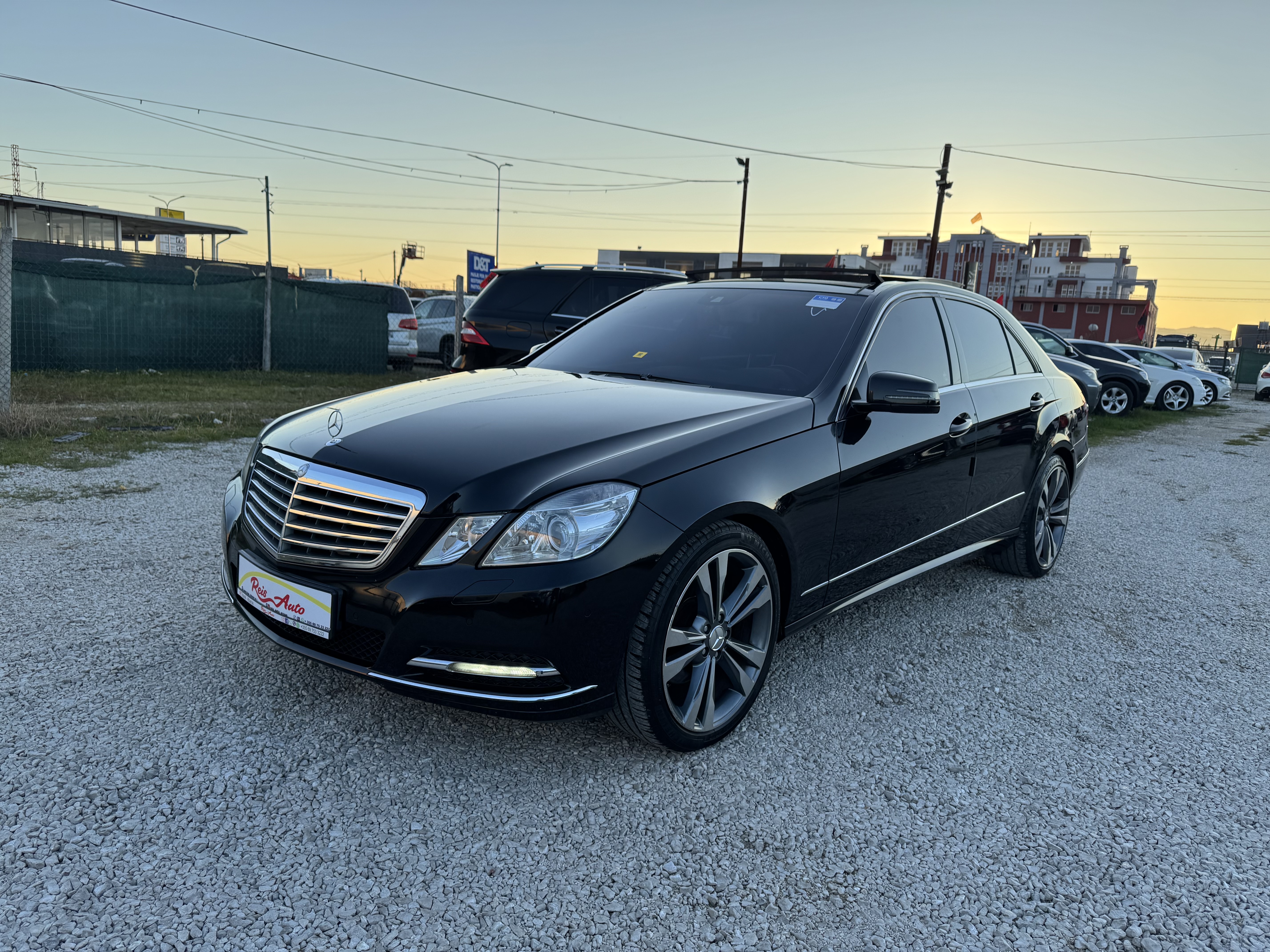 SHITET⤵️
🔹Mercedes benz E clas 
🔹viti prodhimit 12/2011
🔸Kilometrat:150000 te (Certifikuara)✔️
🔹Karburanti:benzine 300 behet  100%gaz
🔸Kambjo: Automatike 
🔹Targa: sapo me dogane 

🔸Lista e opsioneve:⤵️

🔹Start-Stop
🔹Sallon lekure 
🔸4 Goma te reja
🔹Sendilje Elektrike
🔸Sendilje me Ngrohje🔥
🔹Marshet Timon F1
🔸Sensor Parkimi (kamer)
🔹timon me nxemje e tej
🔸full panorame 
🔹adresa 📍E762-km-1

Makina eshte ne gjendje perfekte,Tel +355697533222