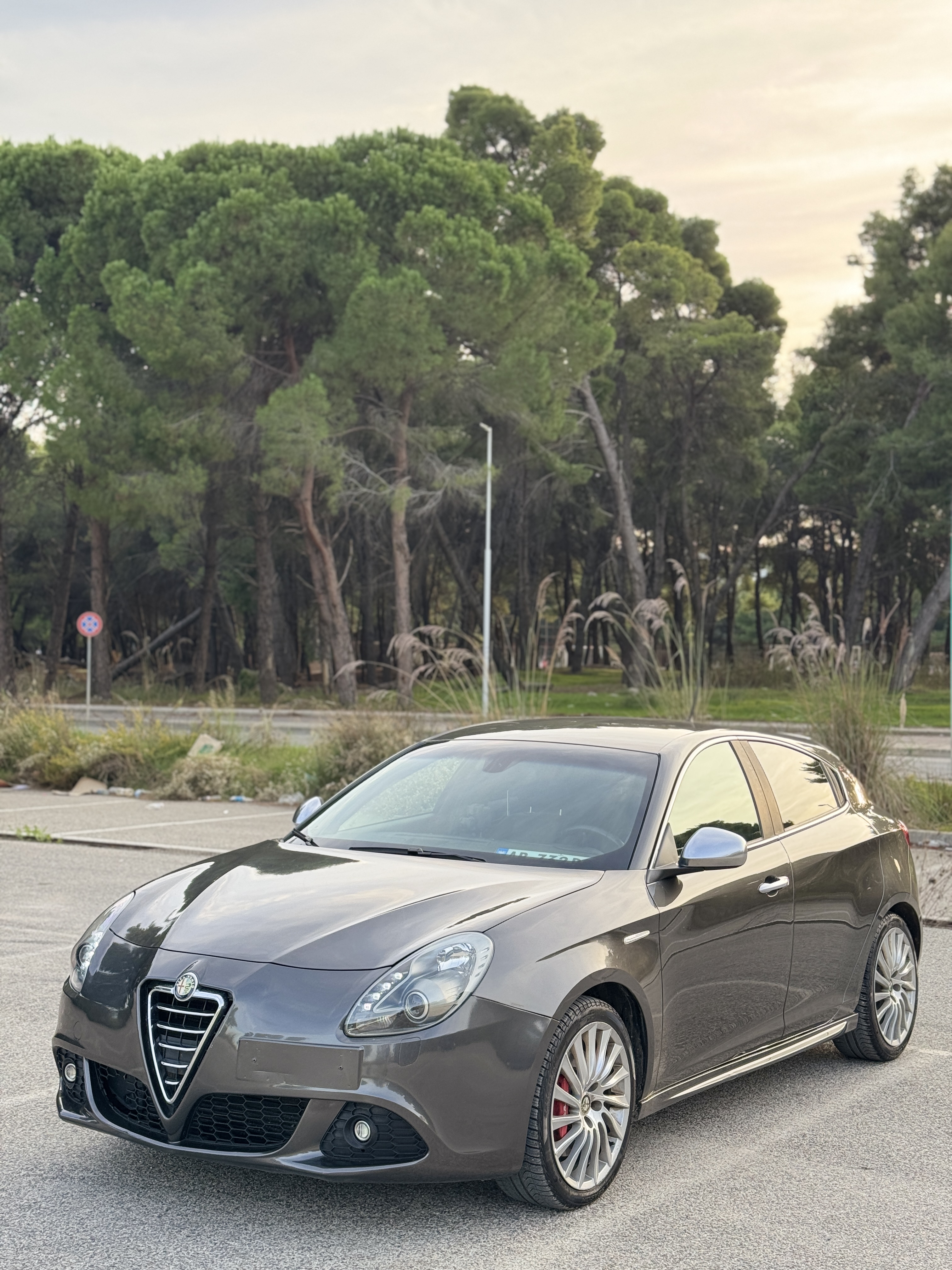 🇨🇭Alfa Romeo Giulietta🇨🇭

🇨🇭Viti 2012
🇨🇭176mije km me liber sherbimi
🇨🇭Motorr 1.4 turbo 170hp
🇨🇭Gas/benzine impjanti BRC sapomontuar me
5 vite garanci
🇨🇭Kambio automat 6G+F1 ne timon
🇨🇭Driving mode (comfort, sport)
🇨🇭Sallon lekure
🇨🇭Sedilet me ngrohje
🇨🇭Disqet 18 origjinal
🇨🇭Klima dixhitale me 2 zona
🇨🇭Sensore parkimi
🇨🇭Feneret dhe stopat Led
🇨🇭Navi me hartat e fundit
🇨🇭Dokumentat sapopaguar per 1 vit

Makina sapo eshte importuar na Zvicra, nuk ka nevoje per asnje sherbim. Vaj filtra te sapo bere.

Cmimi 6700€
Cel 0692055774