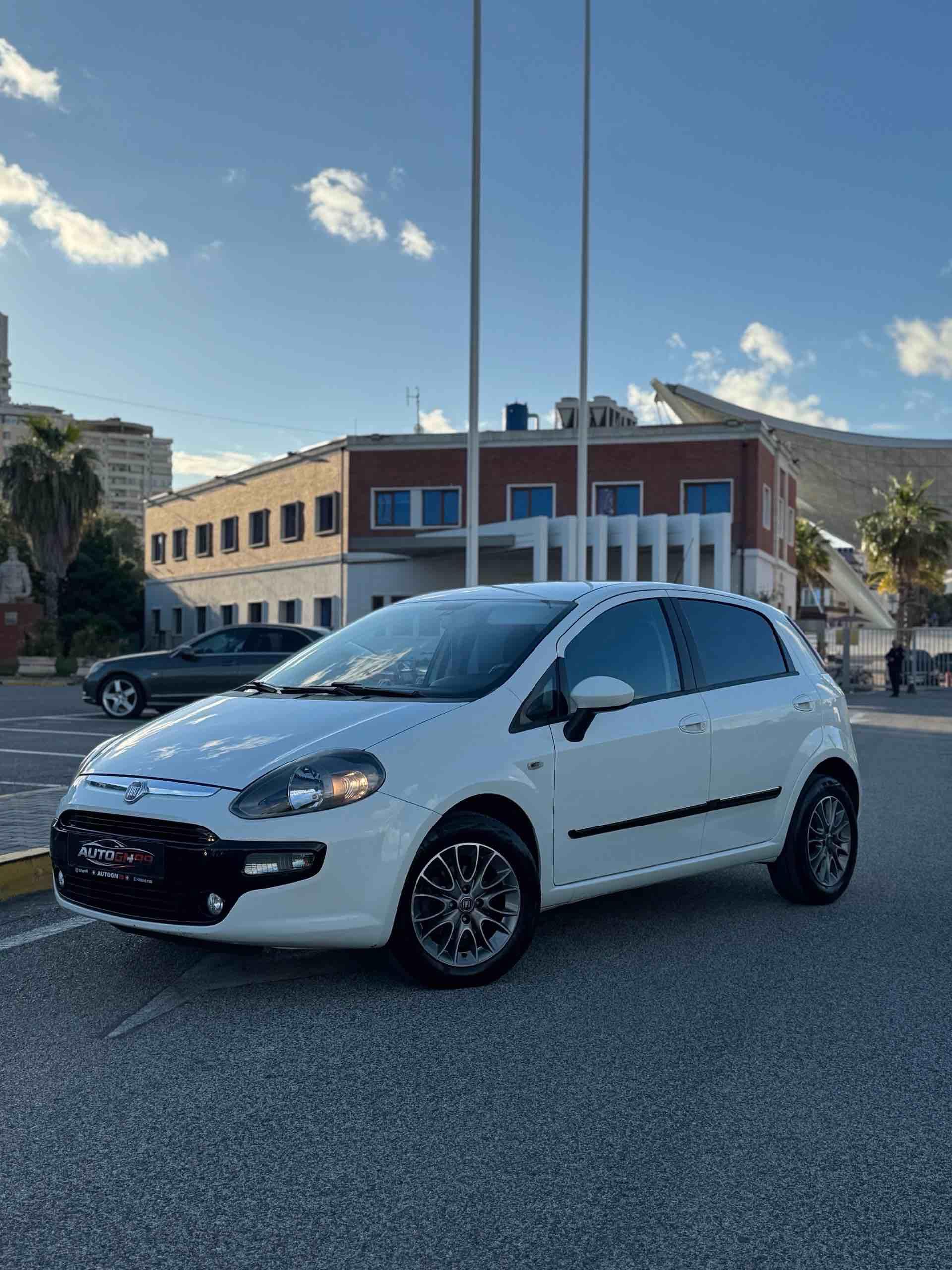 Fiat Punto Evo🇨🇭
Motor 1.4 Benzin Behet 100% Gaz
Ideale Per Patentat e Reja
Vit Prodhim 2012
Kambio Automat
165300 Kilometra Me Liber Sherbimesh 🇨🇭
Kondicioner Ac
Xhama Elektrik
Disqe Alumini
Start Stop Fiket Ndizet ne semafor
City & Eco Mode
Sensor Parkimi
Komanda Ne Timon
Makina eshte ne gjendje te shkelqyer Xhenerike dhe estetike me te gjitha sherbimet e bera ne Zvicer 🇨🇭
Dogana e Paguar
Cmimi 4.500 lek i disk
Nr Cel 0694547888