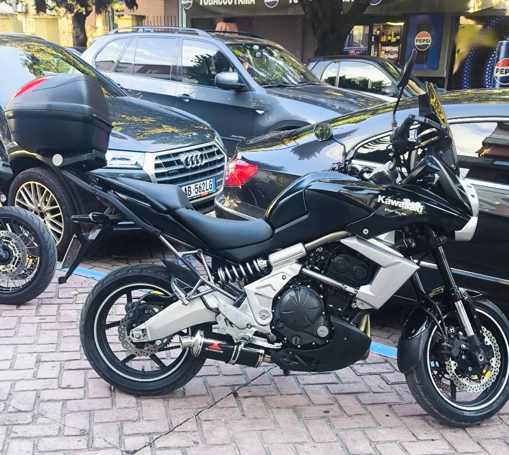 
Kawasaki Versys 650
-Viti 2010
-11 mij Km
- Valixhe Kappa
- Gomat e reja 
-Black Widow + Marmita Origjinale
-Sherbimet e bera letrat per 1 vit.        
-I gatshem per kontroll te mekaniku juaj i besuar.


