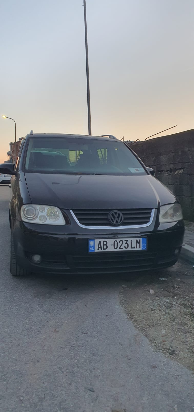 Touran 2.0 Naftë
4+1 vende
JO TREGTAR
260'000km origjinale
FULL OPTION:
Kambio Automatike DSG, 6 marshe
Sallon dhe sedilje lekurë e zezë
Sediljet para me ngrohje
Navi i madh origjinal i VOLKSWAGEN
Sensorë prapa
ESP,ABS,BLUETOOTH Etj...
makina eshte ne gjendje te mire motorrike dhe xhenerike
dokumentet e rregullta, siguracion dhe takse deri 2026 kolaudim deri ne 2027.
Çmimi i diskutueshëm nga afer.
Nr. tel: 0684096310