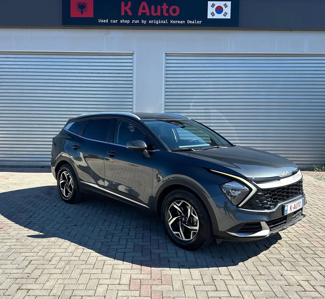 KIA Sportage Prestige D
Viti 2022 / 23
Motori 2.0 Nafte Kamio Automat
171.000 Km (Te certifikuara)

Lista e Opsioneve:
START STOP / KEY LESS GO
Dashboard Digital
Komanda ne Timon
Fener dhe Stopa FULL LED
NAVIGATOR I MADH
Sensor Parkimi Para & Mbrapa + Kamere Parkimi
Auto HOLD
Line ASSIST (Njeh vizat e bardha)
REAR SIDE WARNING System (Te njofton kur makina tjeter te vien afer)
Tapiceri Lekure shume e paster
Sedile elektrike me Ngrohje + Ftohje
Sedile me fryrje + Memorie Sdile Mbrapa me Ngrohje
Klima me 2 Zona
Timon me Ngrohje
Pasqyrat Elektrike me Palosje
Bagazh Elektrik
Cruise Control
DRIVE MODE ( Me 3 Modalitete )
CD-USB-SSD-AUX-BLUETOOTH
Edhe Shume Opsione te tjera.
Code x933
Çmimi 22.400€
+355683511110