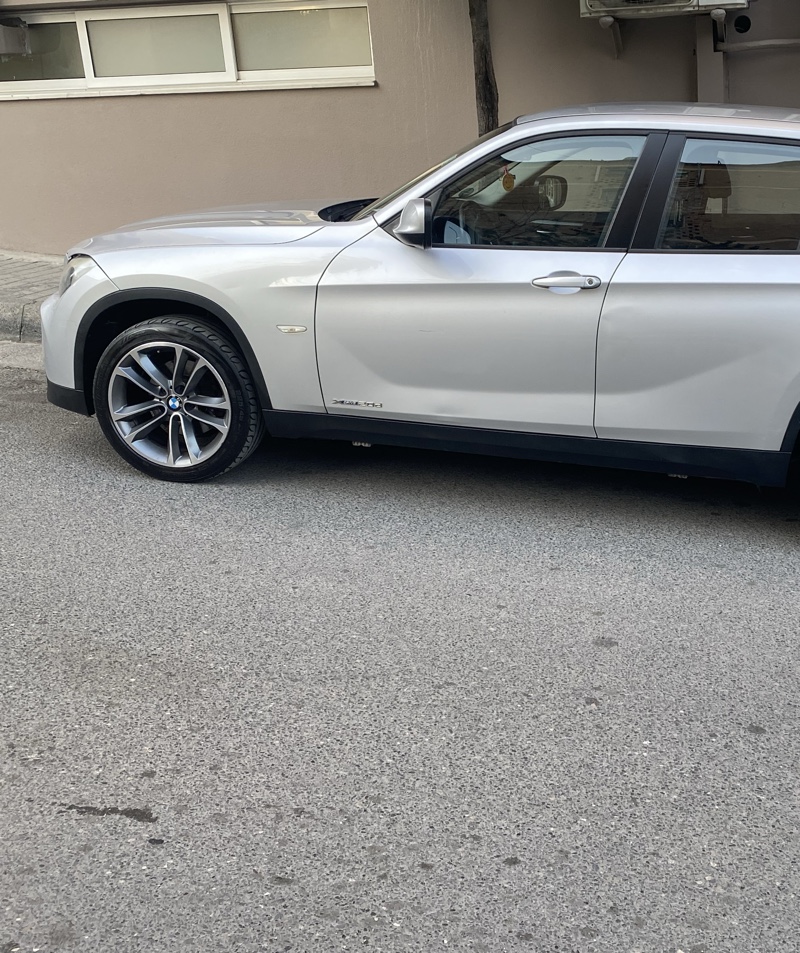 Ka nje vite qe ka ardhe nga gjermania 
Eshte ne gjedje perfekte dhe eshte ma targa dhe letrat gati 
Ka dhe nje pale goma pluse 
