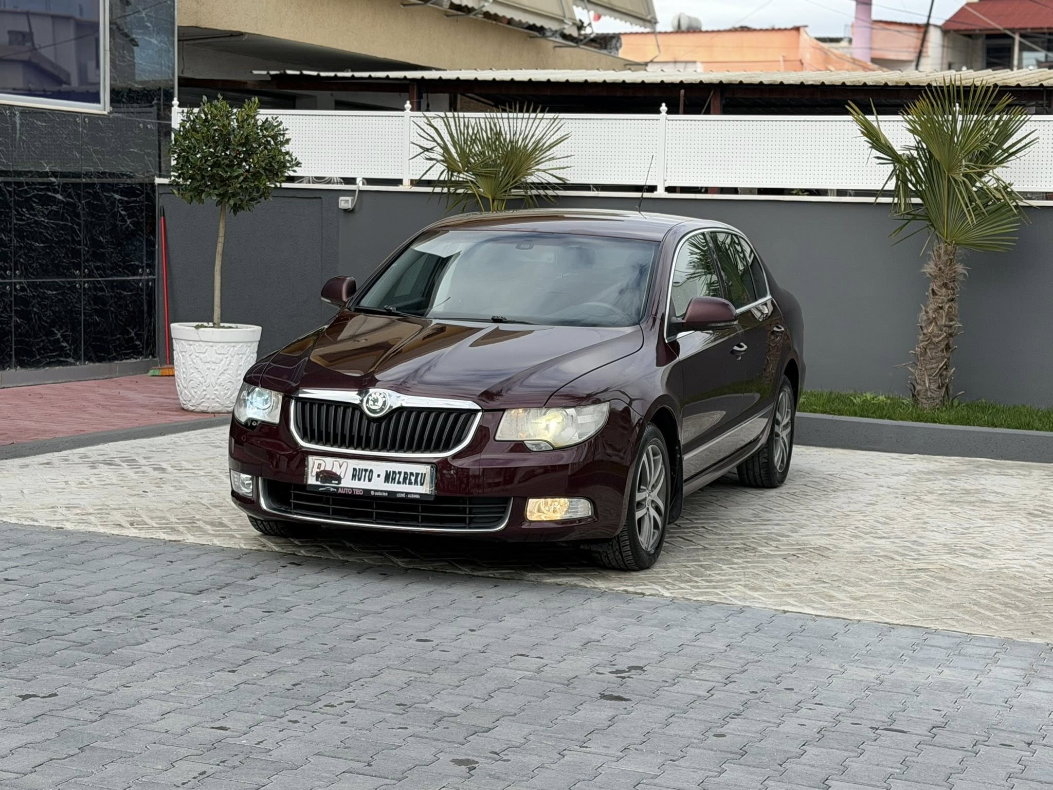 Skoda SuperB-2.0 Diesel TDI(DI e kuqe) , Viti Prodhimit 2008 me 233.000 km , version LUNGO e gjate , kamio automatik DSG , cd player me komando ne timon , sedilje ngrohje , perde panel , disqe alumini , drita kseno , letra te gjitha te paguara deri 04.06.2026 , siguracioni deri 03.06.2026 , kualidimi deri 03.06.2027 , sherbimet e bera , ne gjendje shume te mire motorrike dhe xhenerike..
Cmimi-4900 Euro i Diskutueshem
☎️Cel-069 44 00 305-Noi
☎️Cel-069 20 40 105
Instagram-Auto Mazreku
TikTok-Automazreku
📍Adresa-Fier
Rr Shen Leonardo Murialdo , 
ngjitur me karburant R Oil

