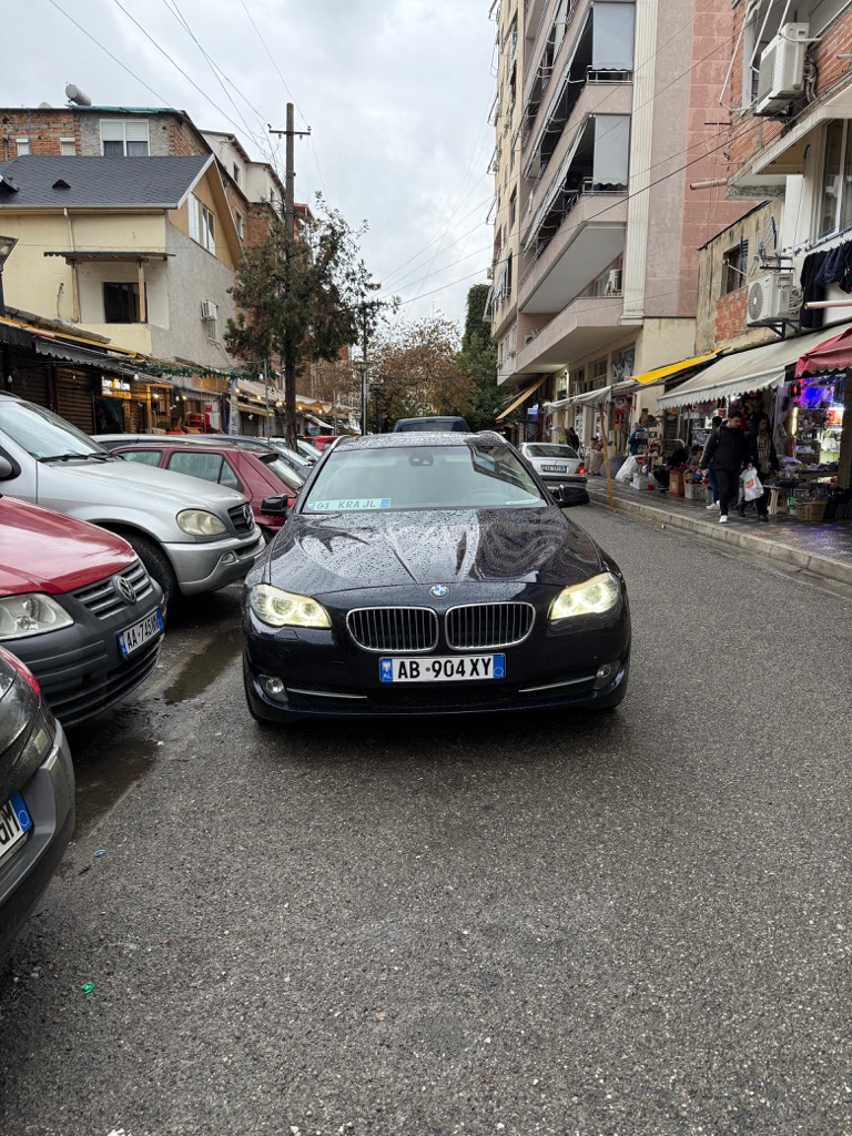 Shitet Bmw Seria 5 viti 2011 
Prodhim Gjermanie 🇩🇪 Model 520d MX11 Touring Msport me portobagazh, motorr 2.0 nafte kambjo automatike 8 marrsha + sport + manuale, 267.000 km… makina ka pasur dy pronar gjithsej e blere nga nje italian me porosi tek bmw ne gjermani super full options per modelin e vet,makina ka sensor para-mbrapa,full panorama,distronik, pedestrian system,cruise controll,limitator shpejtesie,pasqyra me ngrofje dhe blind spote,ambjent light,sendilje elektrike dhe me ngrofje dhe me memorie,autohold,tapiceri bezhe shume e paster, aux-blututh dhe bagazhier me shume cd,bagazh me thithje,komanda ne timon,timon me levizje elektrike dhe memorie,inteligent light system,njef vijezimet e rruges,njef tabelat e shpejtesise ne rruge,ndizet fiket me cels ne xhep,makina para ka amortizator mbrapa jastiqe ajri,klima bizonale,cdo opsjon i lart permendur eshte fabrikisht asgje e shtuar mbrapa…makina esht paket M nga fabrika me disqe M origjinale dhe eshte Efficient Dynamics dmth eshte pak me e shpejte se modelet normale por eshte dhe shume me ekonomike se modelet normale nuk ka asgje bypass dhe asgje off si shumica e makinave ne treg,me nje konsum prej 5 litra ne autostrad dhe 7.5 litra te kombinuar dhe 9 litra ne qytet me trafik…me nje serbrator te plot makina ben rrugen Tiran-Milano me toke(1300km),shumica e kilometrave qe makina ka jane bere ne autostrad Perugia - Munich dhe Tiran - Milano…makines para 100.000 km i jane bere te gjitha sherbimet tek BMW ne Perugia xhenerike dhe motorrike duke filluar nga
 ‘A tek ZH’ cdo gje me fatur,nga korriku 2024 deri tani makina ka ndenjur e mbyllur ne garazh,goma te reja 2024 vaj e filtra taksa siguracjon per 7 muaj kolaudim per 2 vite,makina ka hyre ne shqiperi ne mesin e vitit 2021…makines sapo i eshte bere past dhe eshte shume e paster,ka ngjyren me te vecant dhe me te shtrejnte qe BMW ka nxjerre (blue e erret me xixa,e kerkuar me porosi) makine shume e vecant per ata qe duan makine familjare por edhe te shpejte dhe sportive dhe ekonomike dhe prodhim gjermanie,rrall qe te shohesh bmw pa llampa ndezur ne kroskot…makina nuk ka nevoj as per 1 cent sherbime mund ta testoni ne cdo menyr te mundeshme dhe ne cdo servis te besuar,makina eshte jashtzakonisht shume e rehatshme dhe komode ngaqe eshte pak me e gjate dhe me e rende se makinat normale dhe ka nje stabilitet te papar ne rruge dhe ne kthesa me 120km/h…cmimi €7000 me cash €8500 me nderrim,pranoj dhe nderrim me makina me te shtrejnta ose motorra + diference nga ana ime. 0672722722