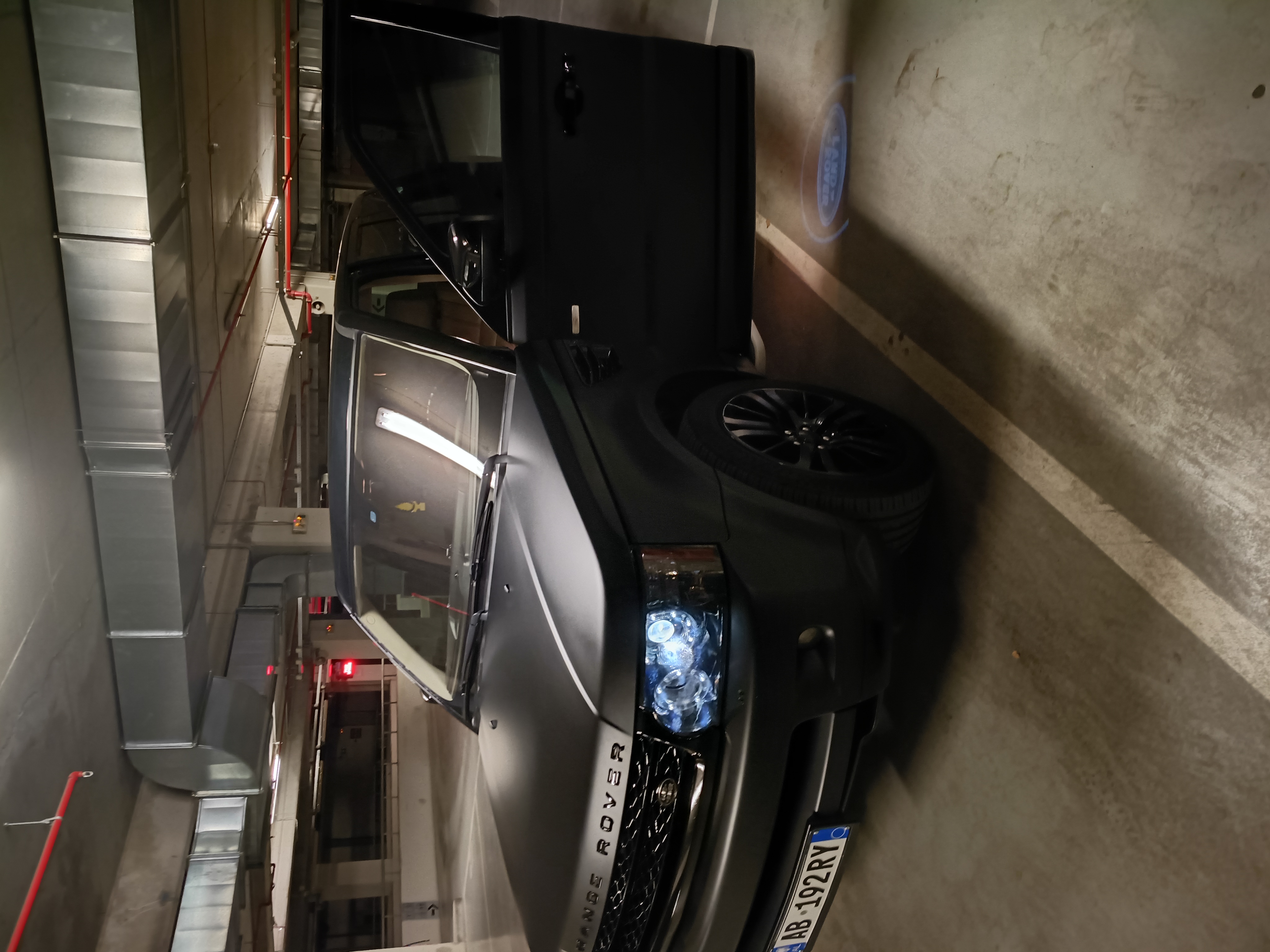 Land Rover Shitet makina se jetoj jashtë shtetit...kam fut 7000 euro ...kompresser i ajrit i ri, karstike ajrit para të reja origjinale, krahët e poshtëm të pezullimit(gërsherat) të reja ,goma te reja,frenat reja ,battery e re,klima brenda e re ,frigoriferi h ri ,termostat I ri ,vaj kamia diferencial para mbrapa të re, pompa e ujit I ri, motorino h ri , kam kaluar letre makinës e kam veshur me ngjyre mat e zezë full extra kam ndryshuar vaj filtra para 1 muaj edhe kam Peshimi / Balancimi,drejtim gomat diskret...makina kur vetë nafta në mesh e mbush prape nuk e kam len kur të bije nafta poshtë mëshit.E kam mbajtur në parking të mbyllur ...xhama te zi para mbrapa...