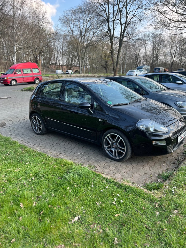 Fiat Shitet Fiat Punto Grande 2012 1.3 multijet nafte 173000 km manuale 5 marrshe 4 dyer sensor parkimi mrapa ne gjendje shume te mire shume ekonomike e sapo ardhu nga Gjermania me letra targa dhe koalidim te sapo bera .
Cmimi 4100 euro
Tel:+355684651558
Whatsapp:+491771883266