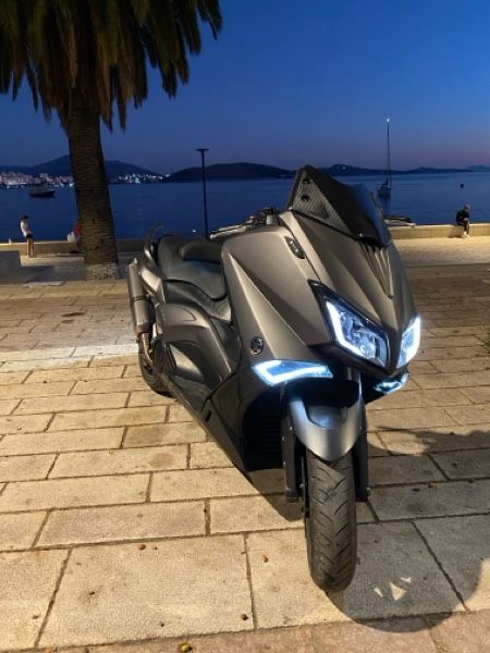 TMAX 2016
Freksion - Malossi
Marmita - Akrapovic
Keyless (ndizet dhe fiket me celes ne xhep)
Goma - Bridgestone (te reja 100%)
Sinjale Matrix 
Vaj Filtra Sapo Ndruar
Letra Te Rregullta
CMIMI 8500€
VETEM SHITET JO NDRRIME
Numri Tel: 0697670106