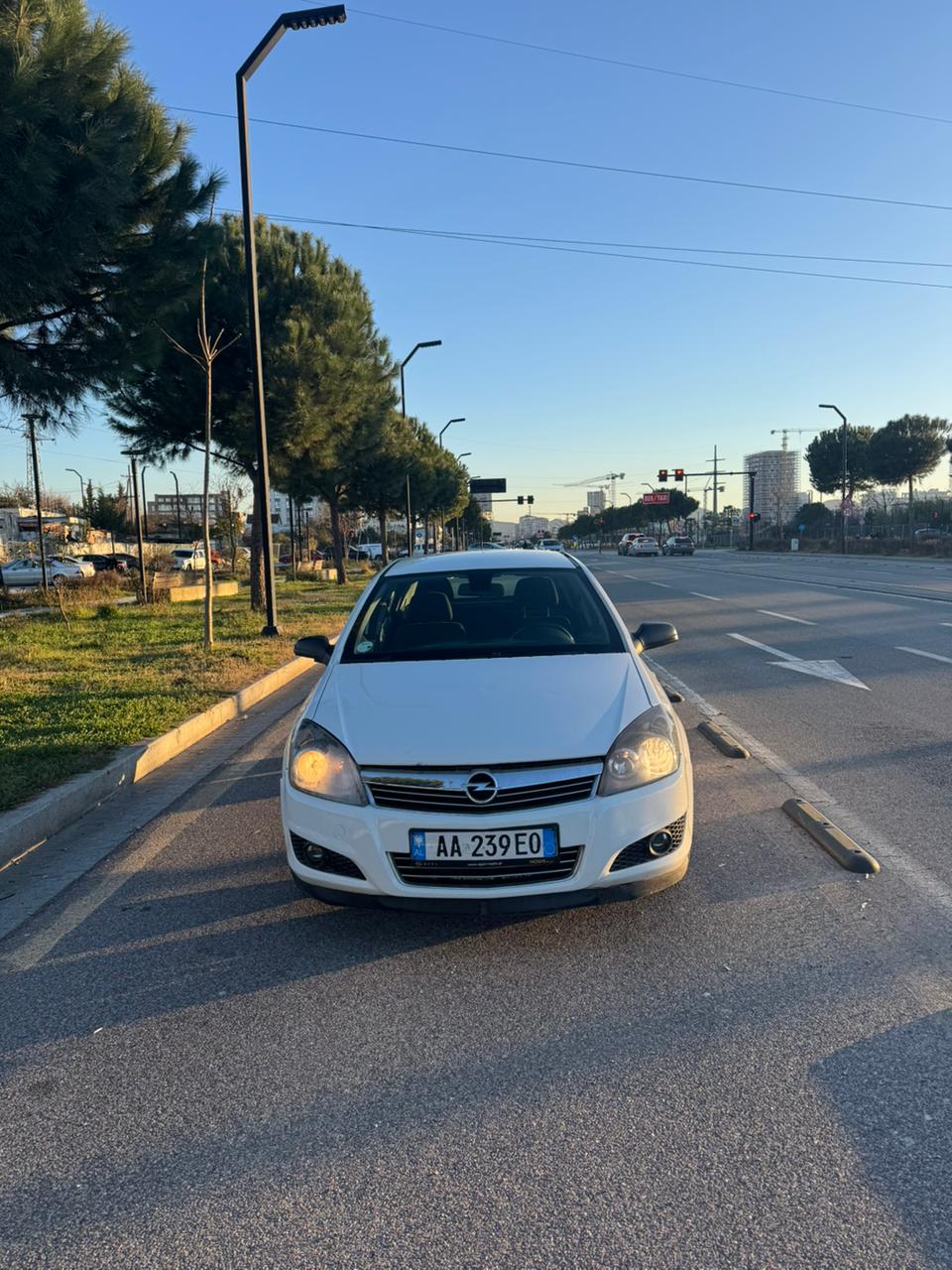 Opel Shitet Opel Astra 2012, 1.7 naftë, në gjendje shumë të mirë pune.
Makina ka 197.000 km, është përdorur në Shqipëri dhe ka pasur 2 perdorues. Motori punon shumë mirë, është ekonomike dhe e mirëmbajtur rregullisht.
✅ Siguracion i vlefshëm deri në Prill 2027
✅ Gati për përdorim, pa nevojë për investime
✅ Shumë ekonomike për përdorim të përditshëm dhe per rruga te gjata.
💶 Çmimi: 3.600 € (i diskutueshëm)
Për më shumë informacion ose për ta parë nga afër, kontakto 0692965594
