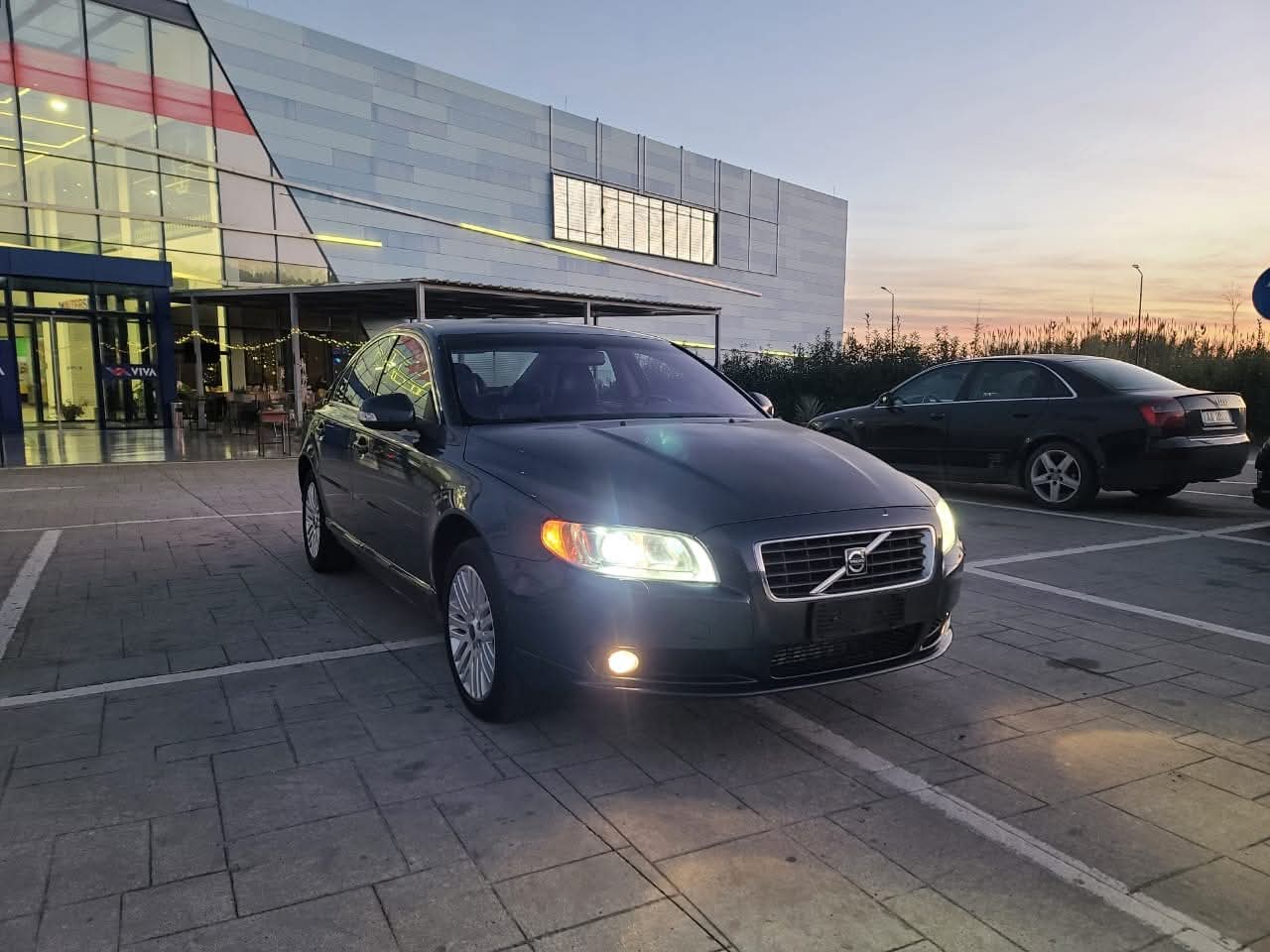 VOLVO S80 diesel 
Cel çdo ditë ora 10:00-20:00.
JO NDËRRIM. 
Me doganë të paguar. 
Viti 2007.  
Motor 2.4 Naftë. 
220 Mijë KM. 
Kambjo Automatike. 
Klimatronik.  
Sensor Parkimi.  
Full Opsione. 
Shumë e ruajtur deri në detaje. 
Abs,Esp ,SrsAirbag.
Çmimi 5̶9̶0̶0̶ E̶u̶r̶o̶ 4.400 Euro.

Facebook & Instagram Master_Auto_Fier 