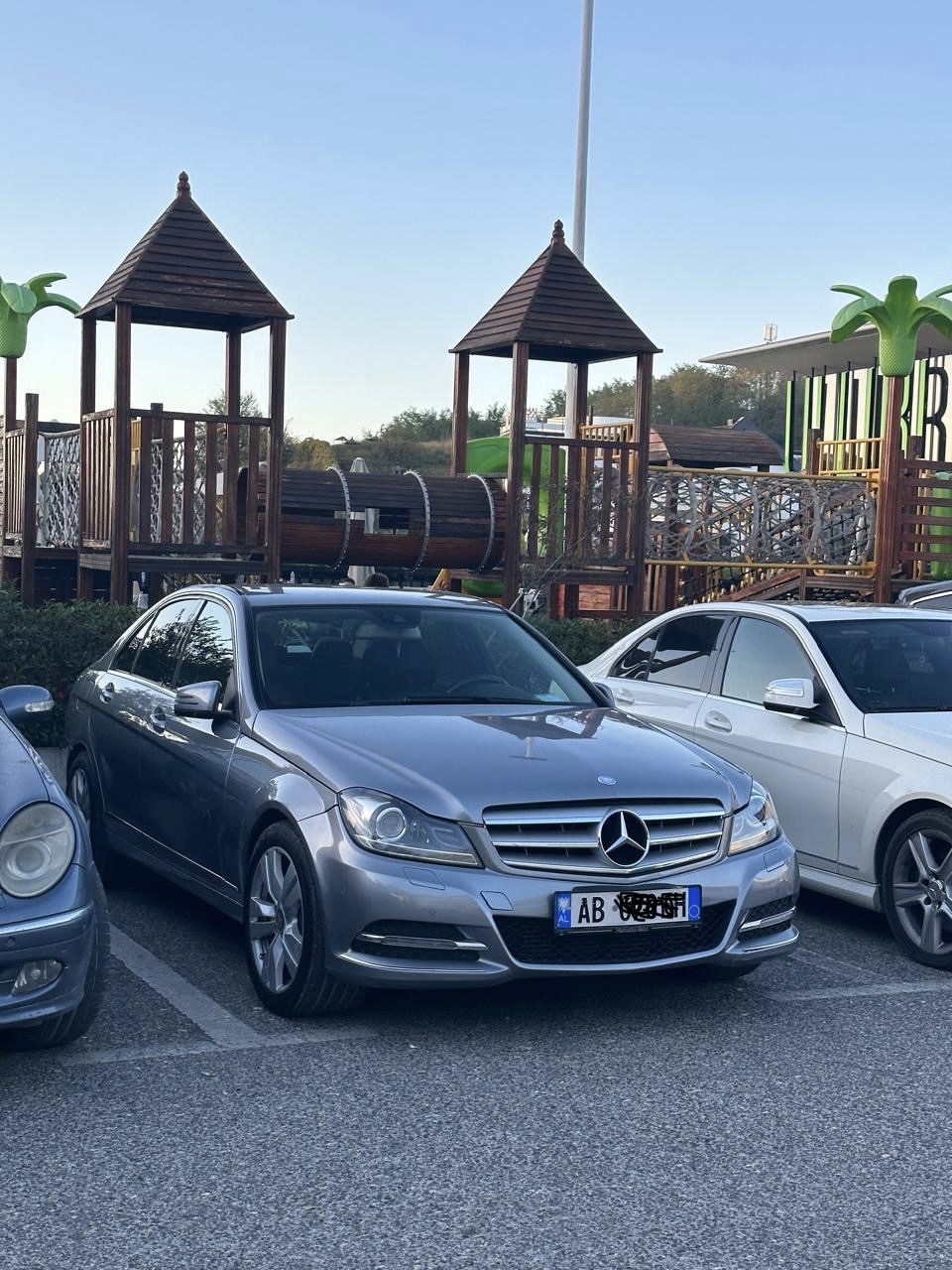 Mercedes C220 diesel ,prodhim gjerman prill 2013 , perdorur vetem nga nje pronar ne shqiperi , gjendje perfekte jashte dhe brenda , nafte , super ekonomike , sedilje lekure , sensor parkimi , drita kseno , xhama te zi mbrapa , letra te paguara deri ne gusht 2026, kualidimi deri ne gusht 2027,sherbimet te bera ne kohe