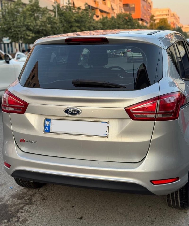 Ford B-max
Viti:2015
Kilometrat:240 mije origjinale
Kambio:automatike
Motorr 1.6 benzine+gaz(impjanti prince i montuar ne zvicer me garanci)
Gomat e reja
Te gjitha sherbimet e sapo bera 
Makina eshte ne gjendje perfekte
Shitet per arsye mosperdorimi!

