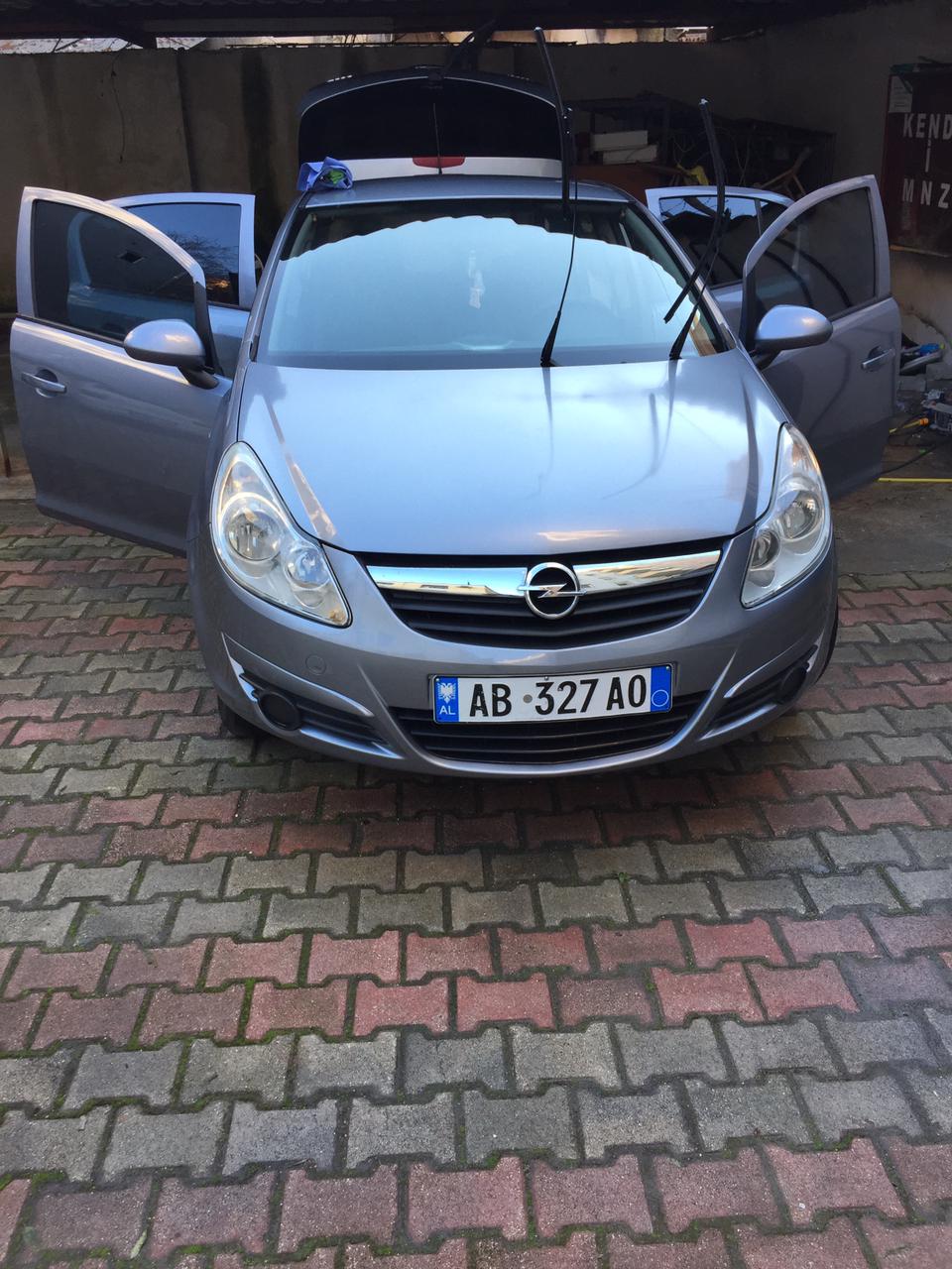 Shitet Opel Corsa Viti: 2009 
Motorri: 1.3 Nafte 
Kambio: Manuale 
Ngjyra: Gri 
Km: 250.000 
Letra Targa Sherbime te bera ne kohe te gjitha. Cmimi i diskutueshem Cel: 0694430976