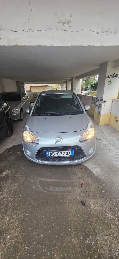 🚗 Shitet Citroën C3 1.4 Benzinë – Automatike – Viti 2011

✅ Shumë ekonomike dhe perfekte për trafikun e Tiranës!
Motori 1.4 benzinë me kambio automatike, konsum mesatar vetëm 5–6L/100 km në qytet.
Makina është shumë praktike, e lehtë për drejtim dhe me mirëmbajtje të ulët.

🔧 Karakteristikat kryesore:

Motor 1.4 Benzinë

Kambio automatike

Viti i prodhimit: 2011

Ngjyra: Gri metalike

Kondicioner funksional

Komanda F1 në timon

Tapiceri e pastër dhe në gjendje shumë të mirë

Dokumentet në rregull, gati për përdorim

🧾 Servis i bërë me rregull, vajra e filtra të ndërruar rishtazi.
Mundësi kontrolli në çdo servis sipas dëshirës.

💰 Çmimi: 450000 lek (i diskutueshëm pas shikimit)
📍 Vendndodhja: Tiranë
☎ Kontakto: +355694774692
