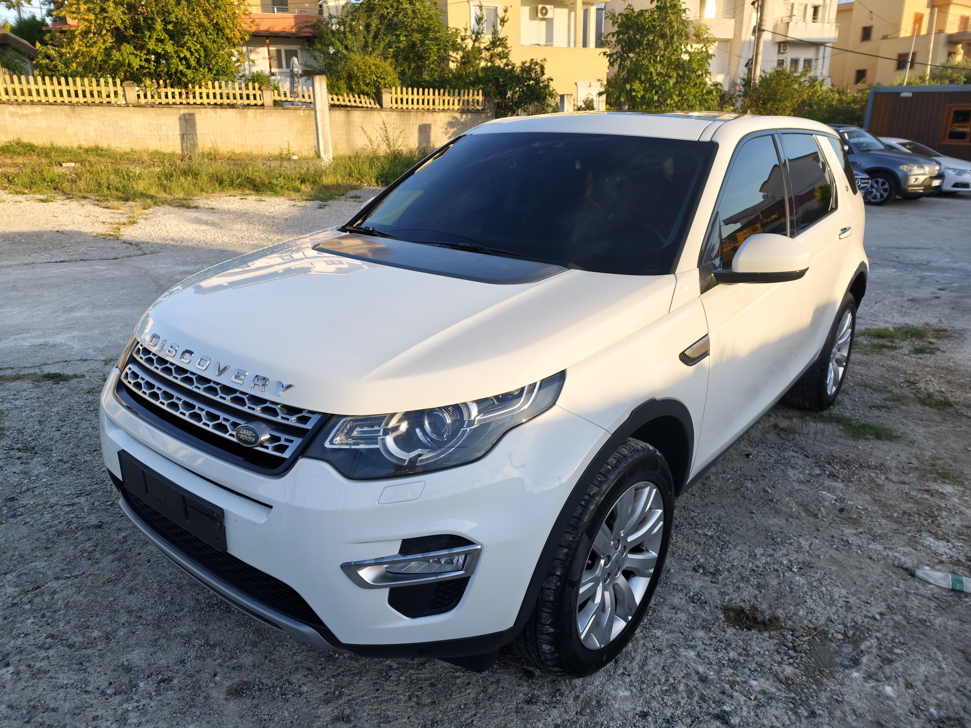 Land Rover Shitet ne Tirane Land Rover Discovery Sport 2.0 TD4 HSE LUXURY 2016, shume ekonomike, full options sapo ka ardhur nga jashte, dhe eshte ne gjendje perfekte motorike dhe visuale, i gateshem per cdo lloj prove ne Tirane.
1. Viti: Dhjetor 2015(Modeli 2016)
2. Km: 225 000 km
3. Motor : 2.0TD4 Diesel (Nafte) 4x4 (4WD) 180hp
4. Me 4 Modalitete Perdorimi Sipas Terrenit dhe nje sistemi ECO mode
5. Ngjyra: E bardhe
6. Kamio: Automatike, Sport, TIP TRONIC 9 Marshe
7. Gomat: R19 dy gomat e para te reja, dy gomat mbrapa 80% dhe Disqe Alumini
8. Ekran 10inch me touch: Radio / Navigator / Bluetooth / USB / Kamera/ Aux
9. Sistem Audio: MERIDIAN
10. Sistem kondicionimi : Klima me dy zona, Automatike
11. Tavan : Baxho xhami,(Automatike) Full panorama
12. Pasqyrat : me palosje elektrike / me ngrohje
13. Pasqyrë e mesit: Elektrokromike (ECM) me errësim automatik
14. 4 Xhama Elektrike, Xhama te zinje
15. Timon me Servosterzo me ngrohje dhe marsha F1 ne timon , butona ne timon
16. Airbag: perpara, mbapa dhe anësor
17. (ABS) - Sistem Frenimi kundër bllokimit
18. (TCS) - Sistem kundër rrëshqitjes
19. (ESC ose ESP) - Sistemi i kontrollit të stabilitetit
20. (TPMS)- Sensor per presionin e gomave
21. Cruise control - Sistemi Kontroll i shpejtësisë
22. Sensor parkimi: Para dhe mbrapa.360 grad
23. Kamera: nga mbrapa
24. Sensor: Shiu-Drite
25. Smart key(celes inteligjente )
26. Mbyllje/hapje qendrore: me pult ose keyless me celes ne xhep.
27. Ndezje/Fikje me buton e makines - Start/Stop Engine
28. Auto light- me 4 ngjyra ndricim led , me Logo Discovery kur hapen dyert.
29. Fenere LED Xenon Inteligjent, larje feneresh
30. Sallon lekure Luxury ngjyre kafe
31. Sedilje para lekure me Ngrohje dhe Memorie
32. Sedilje mbrapa lekure me Ngrohje
33. Gome reserve dhe kriko te perfshire
34. Bagazhi hapet dhe mbyllet me buton
35. Auto Pilot
Dokumentat: Me dogane te paguar, gati per targa.
Çmimi: 10900Euro
Tel: +355689038106
Tel: +355674992969