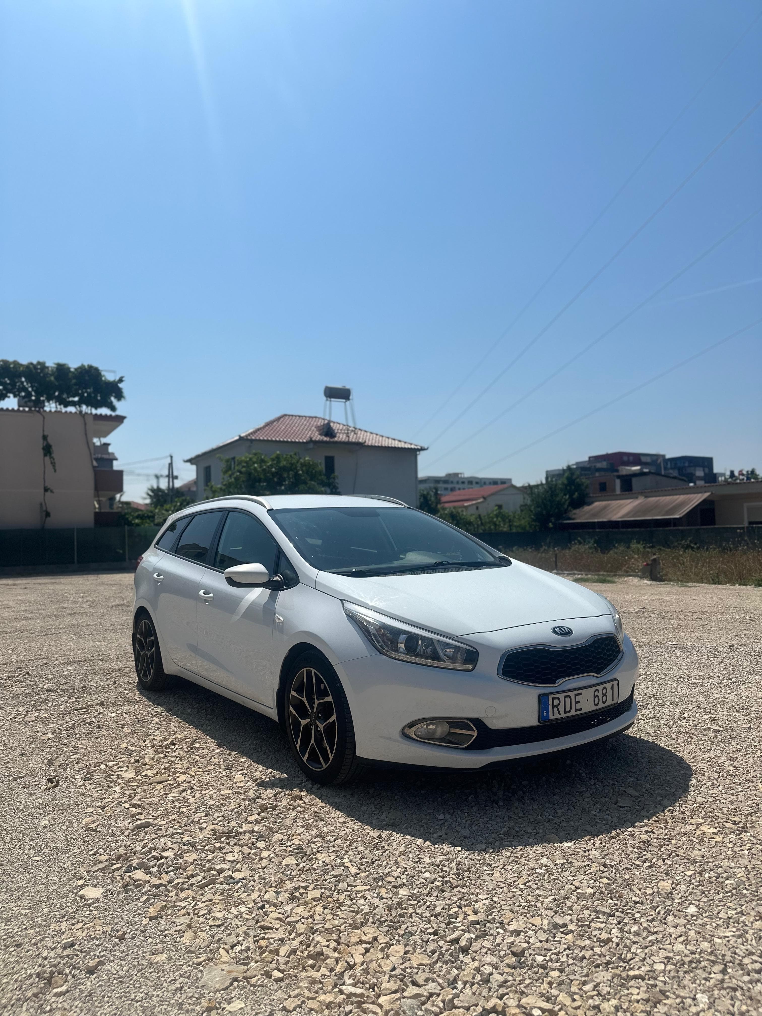 Shitet kia viti 2013 1.4 naft pa dogan e ardhur nga suedia kasetofon me blotuth 170 mij kilometra
