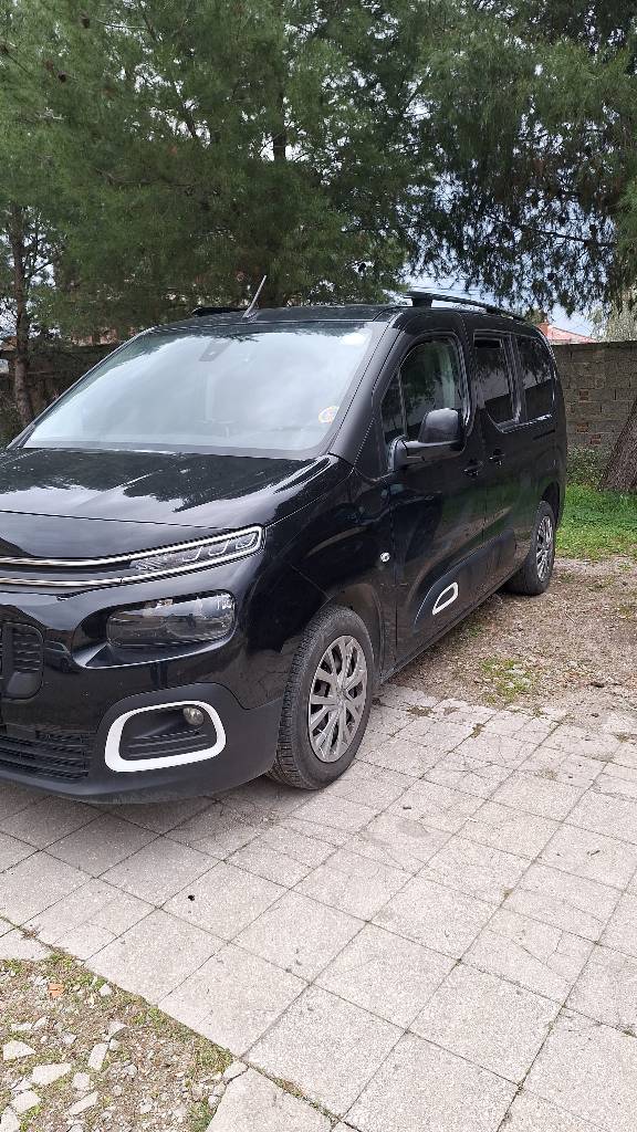 Versioni XL, 7 Vendesh
ADAS niveli I (Lane keeping assist, Cruise Control, Brake warning, Autobrake)
Mjeti eshte ne gjendje perfekte dhe sherbimet te kryera çdo 10.000km prane Autofrance Al
Çmimi edhe mund te diskutohet
Cel 0674772634