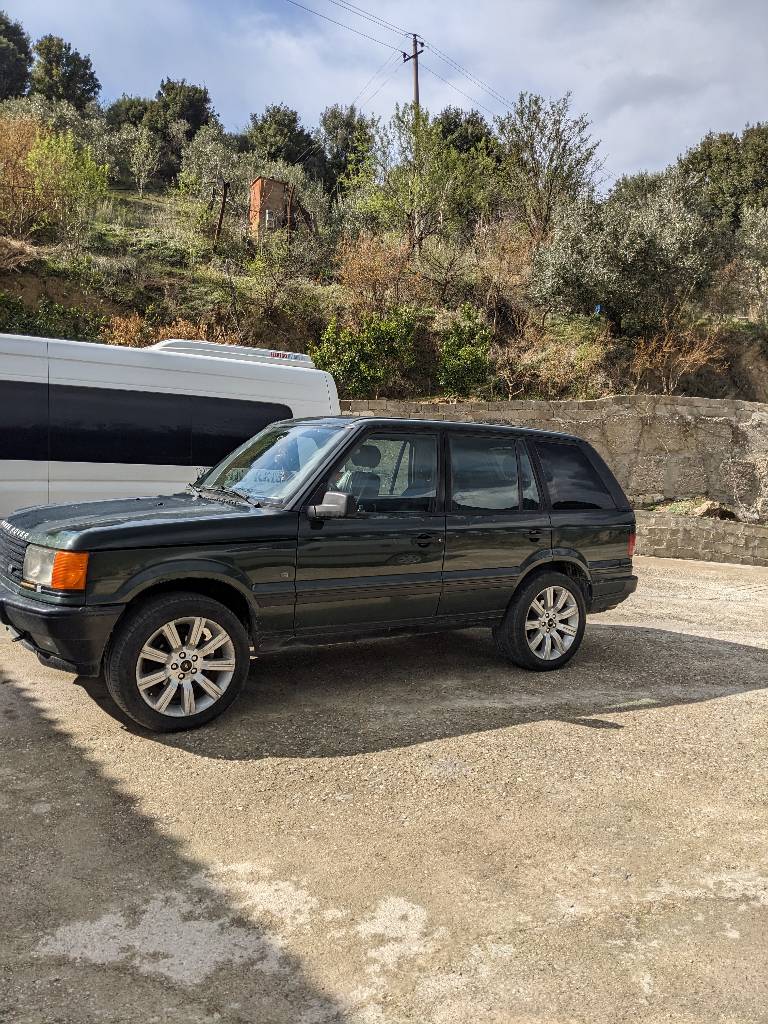 Range Rover p38 vogue 1996
2.5bmw turbo intercooler 
Manuale
Klima bizonale 
Frena me depresor Jo elektrike 
Susta amortizator shtanga
4x4 e gatshem per cdo lloj prove cdo lloj terreni 
📞0697623763📞
