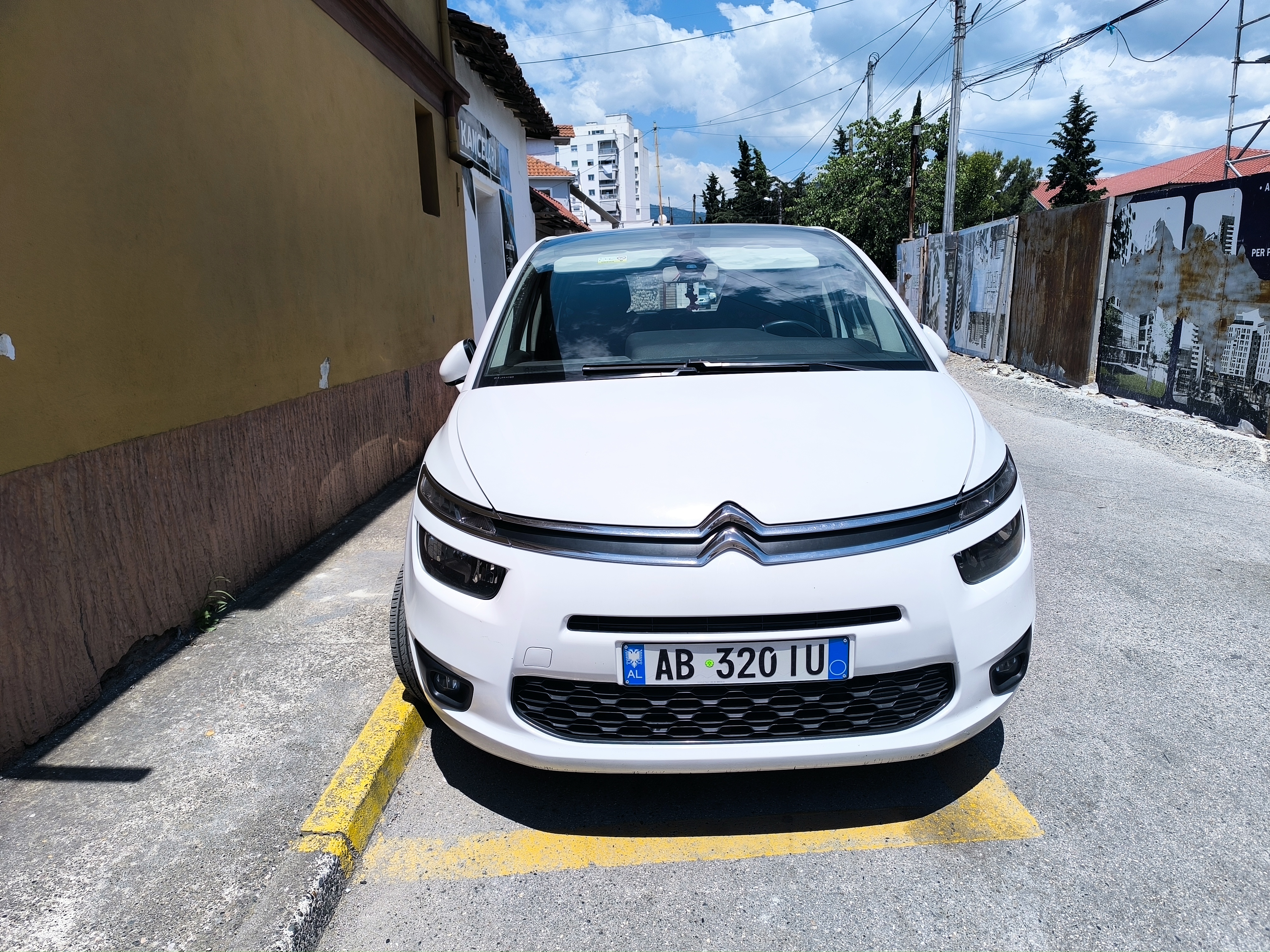 Citroen Marina eshte ne super gjendje, sherbimet te kryera ne kohe, me Liber sherbimesh, cdo gje e regjistruar. Taksat ne Mars 2027
Cmim i diskutueshem