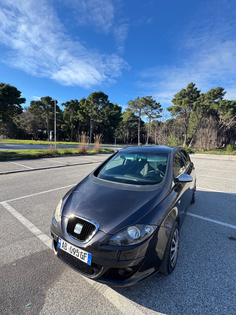 Shitet SEAT Altea, viti 2006, motor 2.0 naftë, kambio automatike.
295,000 km, libër shërbimesh, xhama elektrikë, kondicioner funksional.
Letra deri në Maj 2026, kolaudimi deri në Maj 2027.
Makina në gjendje të mirë pune, gati për prova.

💰 Çmimi: 300,000 lekë – i diskutueshëm
Nr celi - 0684709619
