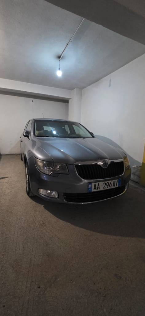 

Okazion Škoda Superb
630 000LEK
Publikuar: nën 08 12:19
Pallati, Rruga Luigj Gurakuqi, Njësia Bashkiake Nr. 2, Tirana, Tirana Municipality, Tirana County, Central Albania, 1002, Albania
Gjendje: I përdorur - Në gjendje të mirë Viti: 2008 Transmetuesi: Automatik Kilometrazha: 250 000 - 299 999 Karburanti: Benzin Targa: Shqiptare Lloji i njoftimit:Shitet Njoftim nga: Person fizik Komuna:Tiranë Ngjyra:Gri Prodhuesi:Škoda Modeli:Superb Dërgesat e MerrJep
💥 Makina në gjendje shumë të mirë, motor 1.8 TSI benzinë-turbo, shumë komode dhe e fuqishme, ideale si për qytet ashtu edhe për udhëtime të gjata.

🔧 Karakteristikat kryesore:

Motor: 1.8 TSI Benzinë Turbo

Kambio automatike (tiptronic)

Viti i prodhimit: 2008

Ngjyra: Gri metalike

Kondicioner automatik (klima bizone)

Sensore parkimi

Xhama elektrikë + pasqyra elektrike

Dritat Bi-Xenon

Tapiceri e pastër dhe e mirëmbajtur

Goma në gjendje shumë të mirë

Dokumentet dhe siguracioni në rregull

🧾 Serviset e kryera me rregull, vajra e filtra të ndërruar rishtazi.
Mundësi verifikimi në çdo servis sipas dëshirës.

💰 Çmimi: 630.000 lek (i diskutueshëm pas shikimit)
📍 Vendndodhja: Tiranë

☎️ Kontakto:+355694774692