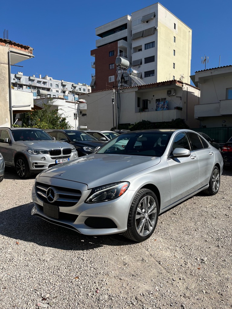 🆎2015 C300 4Matic‼️
Motorr 2.0 Benzin + Gas 100%
241 HP
Kamjo Automatike
Km 120 mije te certifikuara dhe me garanci 
Disqet 18 goma te reja Pirelli ✅
Keyless
Start & Stop
Auto Start stop
Kamer parkimi ✅
Tavan xhami me hapje panoram
Pasqyra me palosje
Sistem muzike Haman Kardon✅
Bluetuth audio usb video✅
Sedile me ngrohje✅
Fener dhe Stopa Led✅
Dogane e paguar me vlere 3.000€
Xhama te erret 
Gjendje 10/10
Cmimi 17.900€ me TVSH
☎️06979755555 