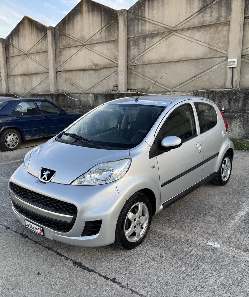 🇨🇭Shitet Peugeot 107 Viti 2011 Kamio Automatike motorr 1.0benzine teper ekonomik me Dogane te Paguar gati per Targa Sapo Ardhur nga Zvicra ne gjendje shum te mire,145.367km 50Kw i pershtatshem dhe per Patentat e Reja.Kompjuter bordi Kondicioner Radio Cdplayer Aux Dritat automatike Xhama elektrik 2 celsa,Disqe Alumini gomat 100% te Reja viti 2025 plus 4goma tjera dimri me disqe hekuri,Shum e paster dhe e mbajtur ne gjendje shum te mire motorrike xhenerike si dhe nga ana kamios,motorrin dhe kamion e ka njesoj si te Toyotes,mundesi kontrolli per cdo gje.
Vendodhja:Durres
Cmimi:3950 Lek
Nr Cel:0699167220