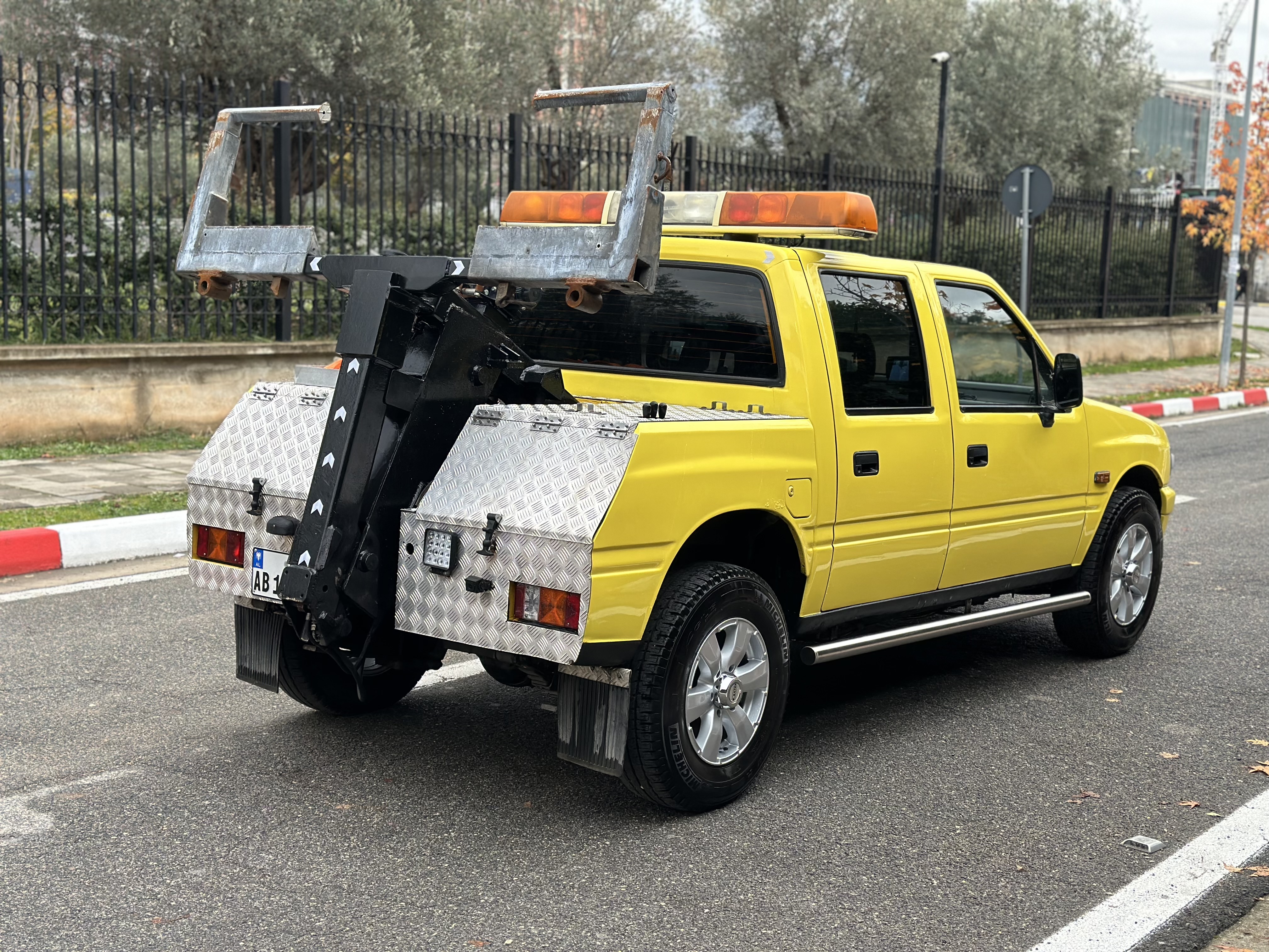 Opel shitet opel campo 4x4 motorr isuzi 3.1 ne gje dje shume te mire goma te reja te sapo vendosura kamera para mbrapa arganell terheqese e pershtatshme per bodrume dhe rrugica te ngushta cmimi :16.000 € 0693196222
