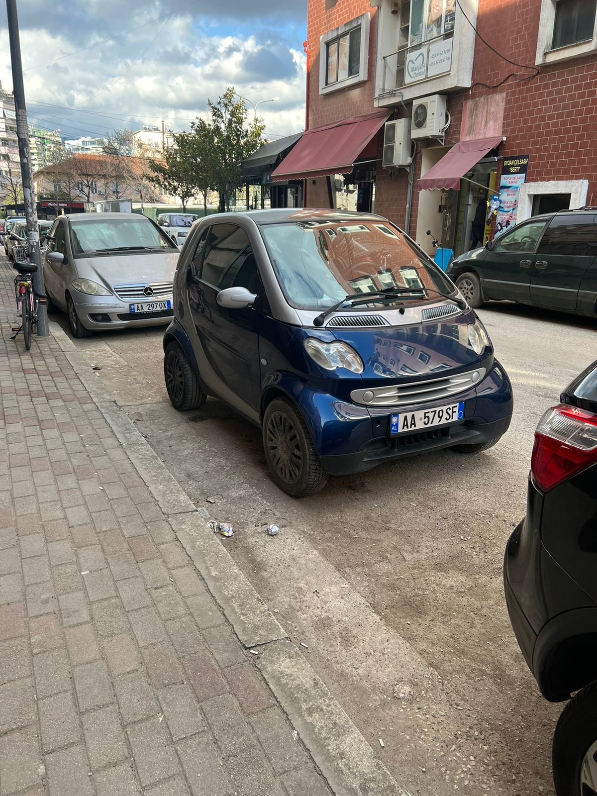    >   Smart Coupe
* Viti prodhimi 2004
* Ngjyre Blu
* Cilindrata motorrike 698 Benzine
* Kambio automatike
* Kondicioner Ac clima,
* Gjithcka perfekte, vaj filtra te nderruar ferrota para dhe mbrapa kontrolle te kontrolluar shume e paster si nga brenda si nga jashte eshte gati per cdo prove 
Cmimi: 2,300
* Letrat e prera deri shtator 2025 Kualidimi deri 2026
* Kilometrat 144971 
* Cel: +355695242992
