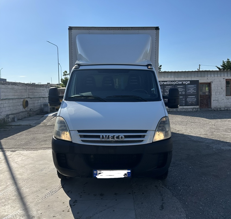 Iveco Daily 
Viti 2007
Km origjinale 136376
Clima
Manual 6 marshe
Cd
Targa te reja
2+1 vende ndenjur
Kason alumin
Hapje mbrapa
Pasqyra komandim elektrik
Kamera
Naft 
Motorr 2998
Dopio gom
Dopio balester
E bardh

Kamioncina eshte ne gjendje shume te mire, pothuajse nuk eshte perdorur ne shqiperi,
KILOMETRAT ORIGJINAL 100% 

