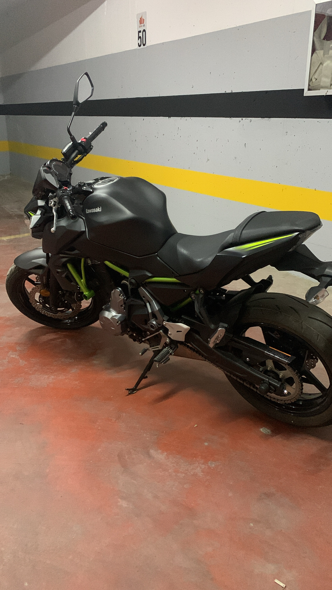 ⚡️Kawasaki Z650
♦️Viti 2019
♦️Km 9600
♦️Cdo gje e re nga fabrika
♦️Motorri eshte ne gjendje perfekte me te drejte kontrolli
♦️ Jepet me patente A2                                                                  ♦️Letra te paguara deri ne qershor 2025
‼️Cmimi 5700€
0699584790