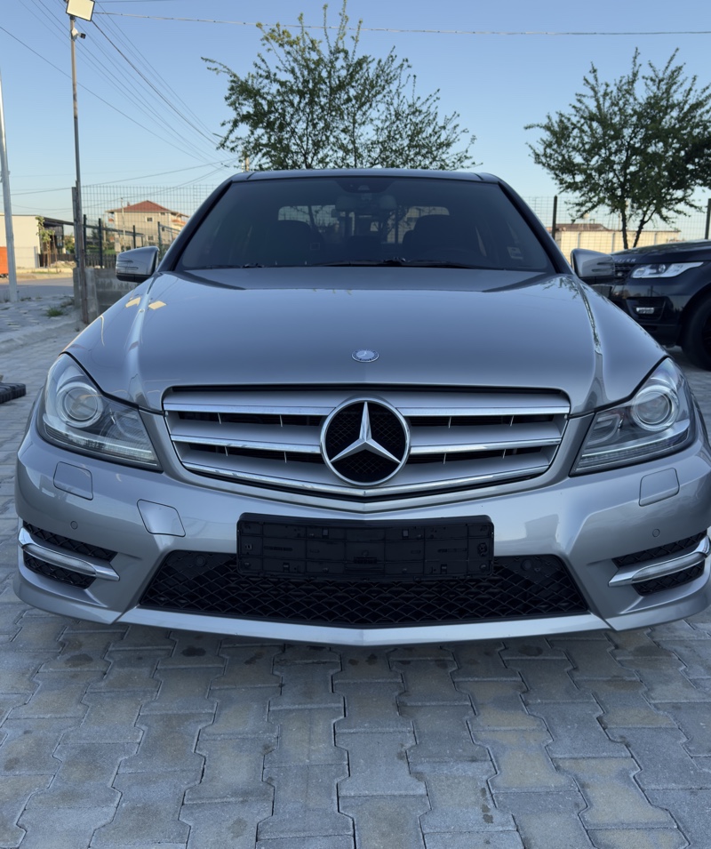 Mercedes-Benz Makina,eshte ne super gjendje,e inportuar nga Korea
Tel:0688070207