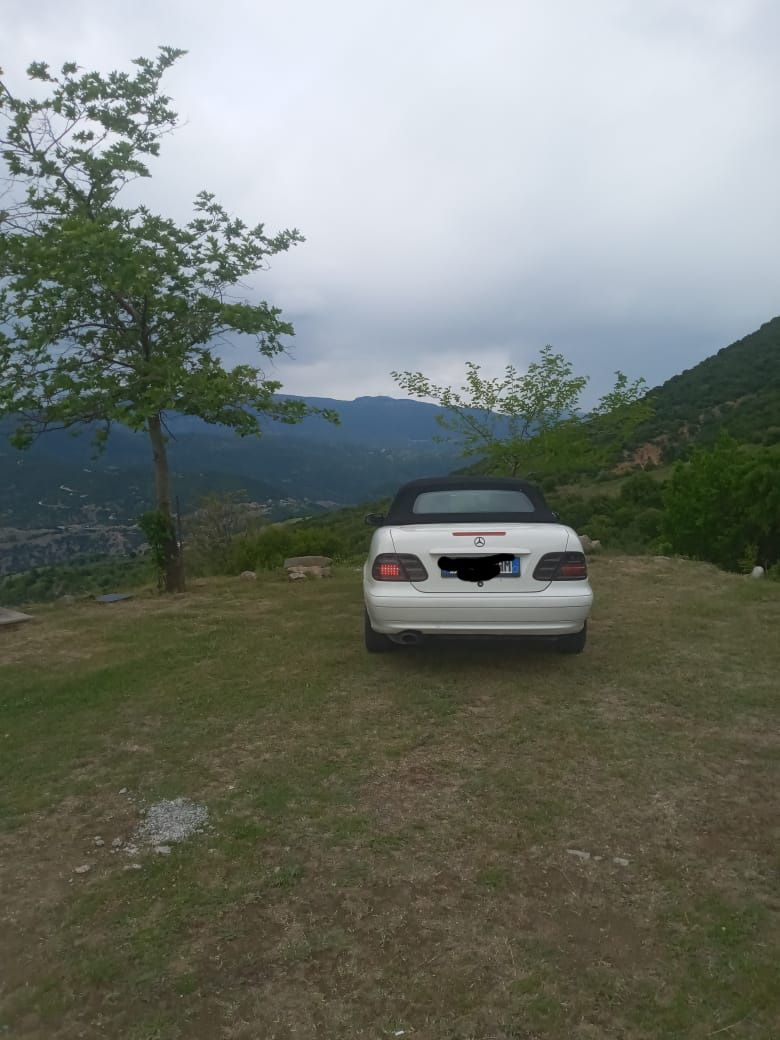 shitet CLK200 Benzin gas eshte manual 5+R kabriolet me 267km eshte ne gjendje te mir motorrike dhe gjenerike ka nevoj per gjera te vogla estetike makina eshte me motorr te kuq marmitat me zhurem. Si makin eshte shum e shpejt.