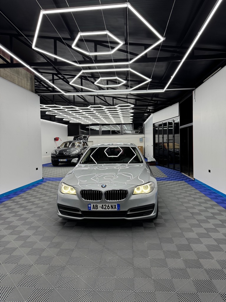 Shitet Bmw Seria 5 Full Option
Viti prodhimit 2014
Km 110.000
Motorri 2.0 nafte xdrive 
Opsionet: 
Sedilje lekure kafe gjendje super te paster
Sendilje eletrike me memorie, ngrohje para mbrapa 
Timon me levizje elektrike + ngrohje
Headup ne xham 
Sport/comfort/eco 
Bagazh me buton 
Kamera parkimi
Goma 100% te reja
Me te gjitha sherbimet e kryera
0697833313
