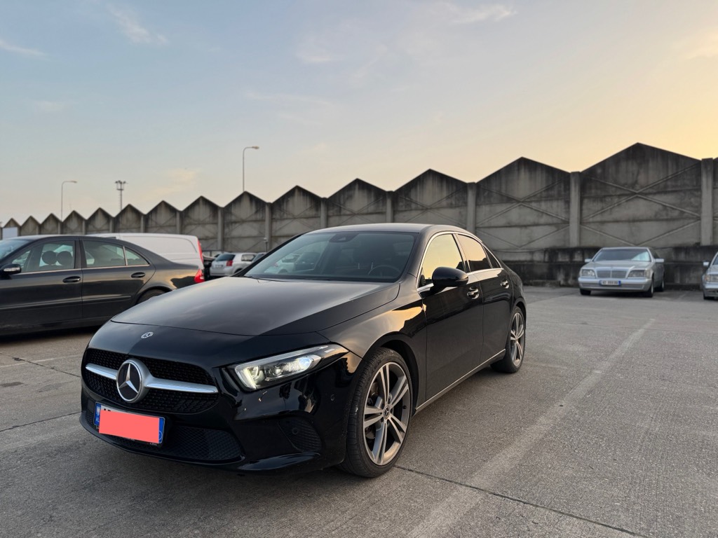 Mercedes-Benz Shitet Mercedes Benz A Class Amg Line viti 2019 i blere tek Kastrati ne gjendje shum te mire,180nafte teper ekonomike,98.000km origjinale lehtesisht te verifikueshme ku te deshironi,Kambio Automatike,sensor parkimi,select drive dynamic,comfort,sport,Gomat 90% te reja Disqe nr 19,Sistem Vetparkimi,Pasqyra elektrike antiverbuese,asistent aktiv per ruatjen e korsise,asistent per parandalimin e aksidenteve(active brake assist),asistent aktiv kur jeni i lodhur(attention assist),Tapiceria Lekure shum e paster,sediljet elektrike me memorie dhe me ngrohje,Xhamat e Zi origjinal,Navigator i madh me touchscreen,komanda ne timon dhe butonat me touch,Stopat Led Feneret me ndricim Led High Performance si tek S Classi,Ambient Light Led me 64 ngjyra etj,Makina esht ne Gjendje perfekte nga cdo drejtim mundesi kontrolli ku te deshironi per cdo gje, Shitet per arsye mosperdorimi sepse kam mar makine tjeter me te madhe.
Cmimi:23.000 Lek
Nr Cel:0692121888