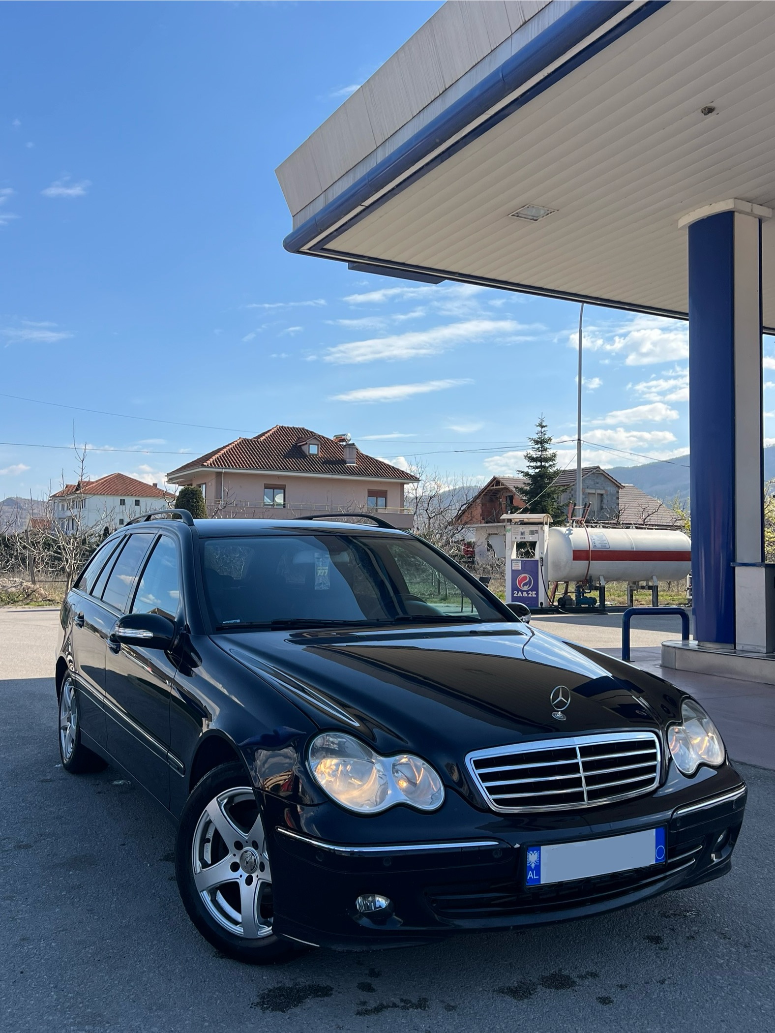 Shitet Mercedes-Benz C 180 Kompressor
(W203) - Viti 2007


Te dhënat e automjetit:
*   Modeli: C 180 Kompressor (W203)
*   Viti: 2007
*   Kilometrazhi: 210,000 km
*   Kambio: Automatike c/s
*   Fuqia motorike: 1.8 Kompressor
*   Ngiyra: Xhama te zini origjinal(fabrike)
*   Disqe: Alumini 16"
    Opsione & Pajisie
*   Sensor shiu
*   Sensor dritash
*   Sensor parkimi para & mbrapa
*   CD Player + AUX

*   Xhama elektrike (te katër)
*   Sedilje te palosshme
*   Sedilje me ngrohje
*   Sedilie elektrike
*   Pilot automatik (Cruise Control)
*   Komanda ne timon
*   Të tjera:
*   Të gjitha sherbimet e kryera ne kohë
*   Motori dhe kambio në giendje perfekte
*   Letra të paguara Cmimi: i diskutueshem Kontakti: WhatsApp / Tel: 0682892041
