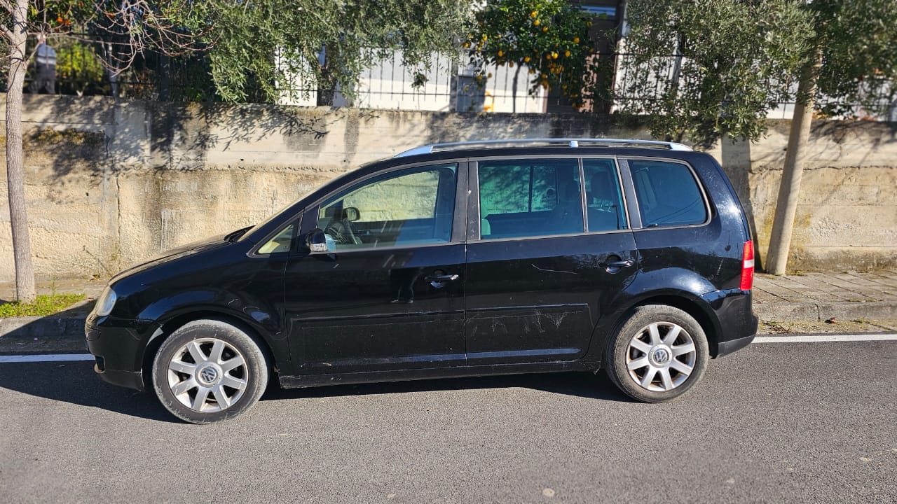 TOURAN HIGHLINE BENZINE GAZ ME LEJE QARKULLIMI
BIXENON,KOMANDA NE TIMON,SENSOR PARKIMI,MAKINE FAMILJARE