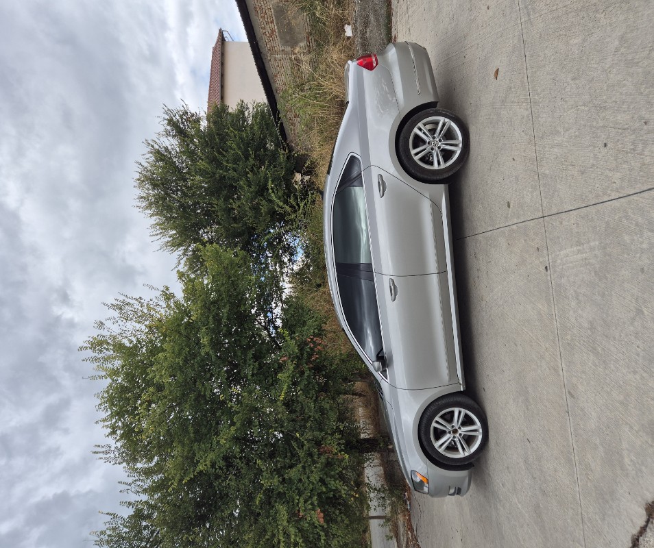 Volkswagen Passat sel 2tdi viti 2014, version kanadez. Full opsion i mundshem, ndezje, fikje me pult nga larg. Gjendja perfekte.
Te nderruara volant, rrip faze kit, vaj filtra, goma te reja mishelin, etj.
Makina ska nevoj per asgje. Eshte me letra dhe targa shqiptare.