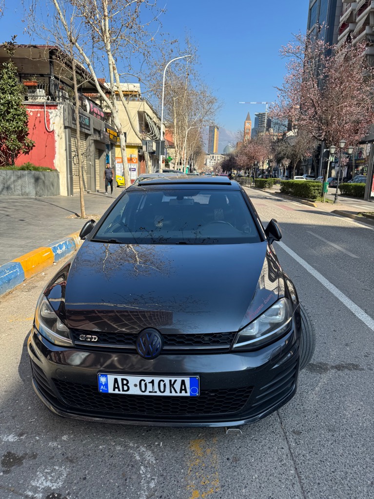 Golf 7 GTD 2.0, Stage 2 (turbo kore, 2.5 bar)

Shitet Golf 7 GTD 2.0 me Stage 2 të plotë, ku çdo punë është kryer me kujdes dhe profesionalizëm. Makina ka turbo të përmirësuar (2.5 bar), duke ofruar një performancë të shkëlqyer dhe një eksperiencë unike në drejtim.

Karakteristikat kryesore:
Sendile me ngrohje , clima me 2 zona , sensor para mbrapa dhe kamera mbrapa , drita kseno bi kseno qe rrotullohen sipas timonit, full panorama dh, kambio dsg , motori nuk ndjehet fare qe eshte ndezur eshte ne gje dje te shkelqyer
	•	Konsum shumë i ulët i karburantit, duke e bërë ideal për përdorim të përditshëm.
	•	Amortizim sportiv për stabilitet dhe siguri maksimale në rrugë.
	•	Motori punon 
	•	Makina është mbajtur me shumë kujdes dhe është në gjendje të shkëlqyer.

Çmimi është pak i diskutueshëm. Makina shitet vetëm për arsye mos përdorimi.

Për më shumë detaje ose për ta parë nga afër, kontaktoni!
