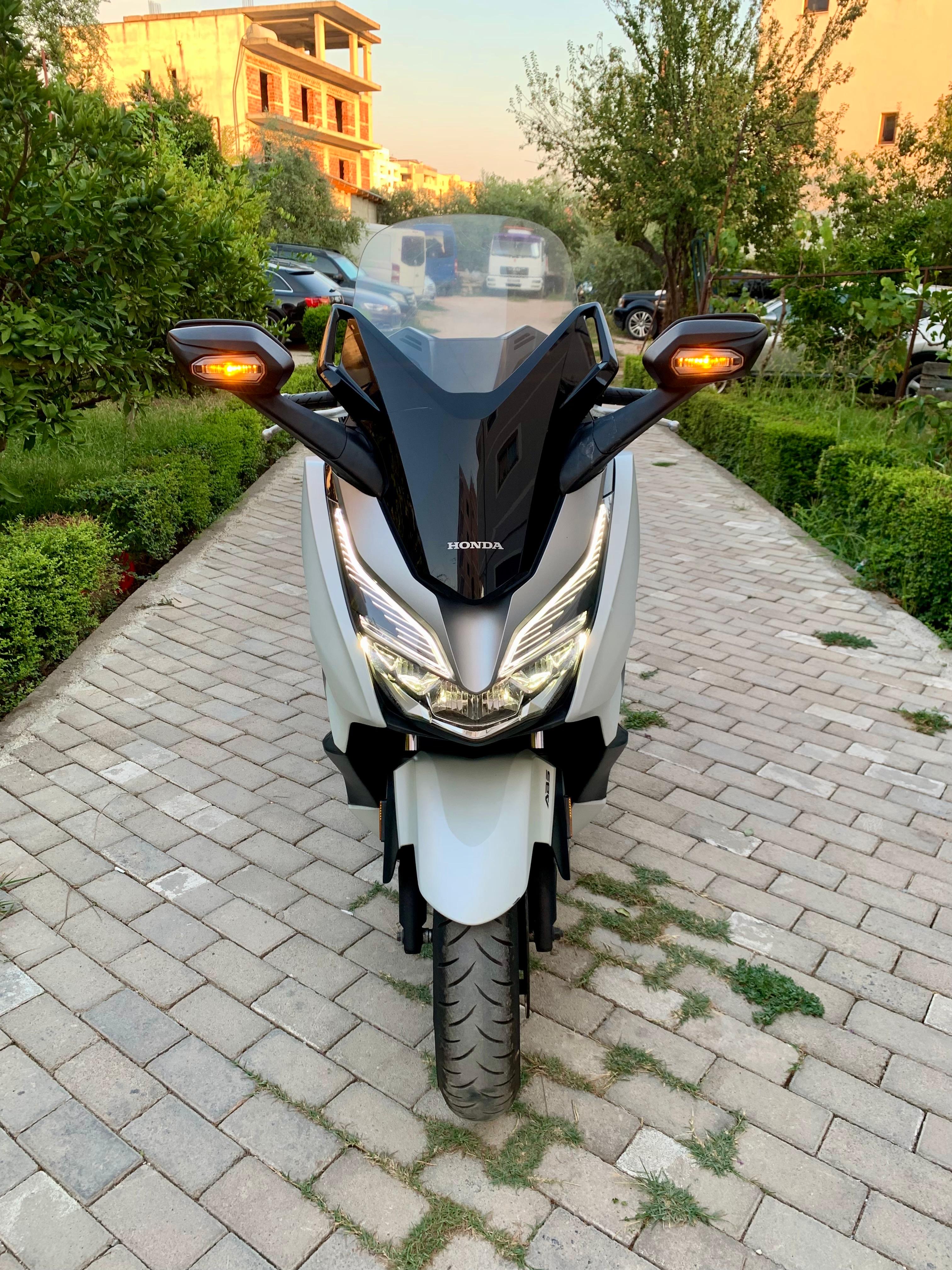 I sapo ardhur nga Italia me dogane te paguar
Honda Forza 300 ABS TCS LED, keyless goo. viti 2018. Km 23000
Komputer bordi 2 çelsa xhami ulet dhe ngrihet me buton gomat e reja BRIDGESTONE.Shum ekonomik dhe praktik per levizje ne qytet dhe rruge te gjata. Per me shum info tel 0688527772