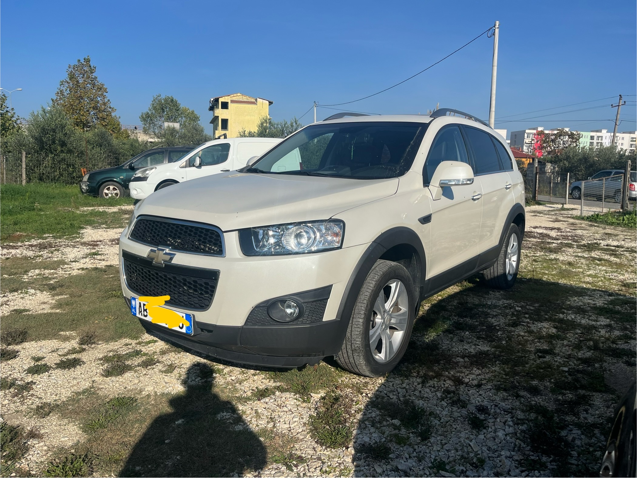 Chervolet Captiva 2.0 Nafte✅ V.P 2012✅Kambio Auomatike ✅ Xhama elektrike , kondicioner✅ sendile me ngrohje✅ sensor parkimi mbrapa✅ Komanda ne timon, xhama te erresuar me leje✅ Baxha ✅ 7 vendeshe✅ letra paguara 1 vit kolaudim 2 vjet✅.                                                           Kontakt 0692060209