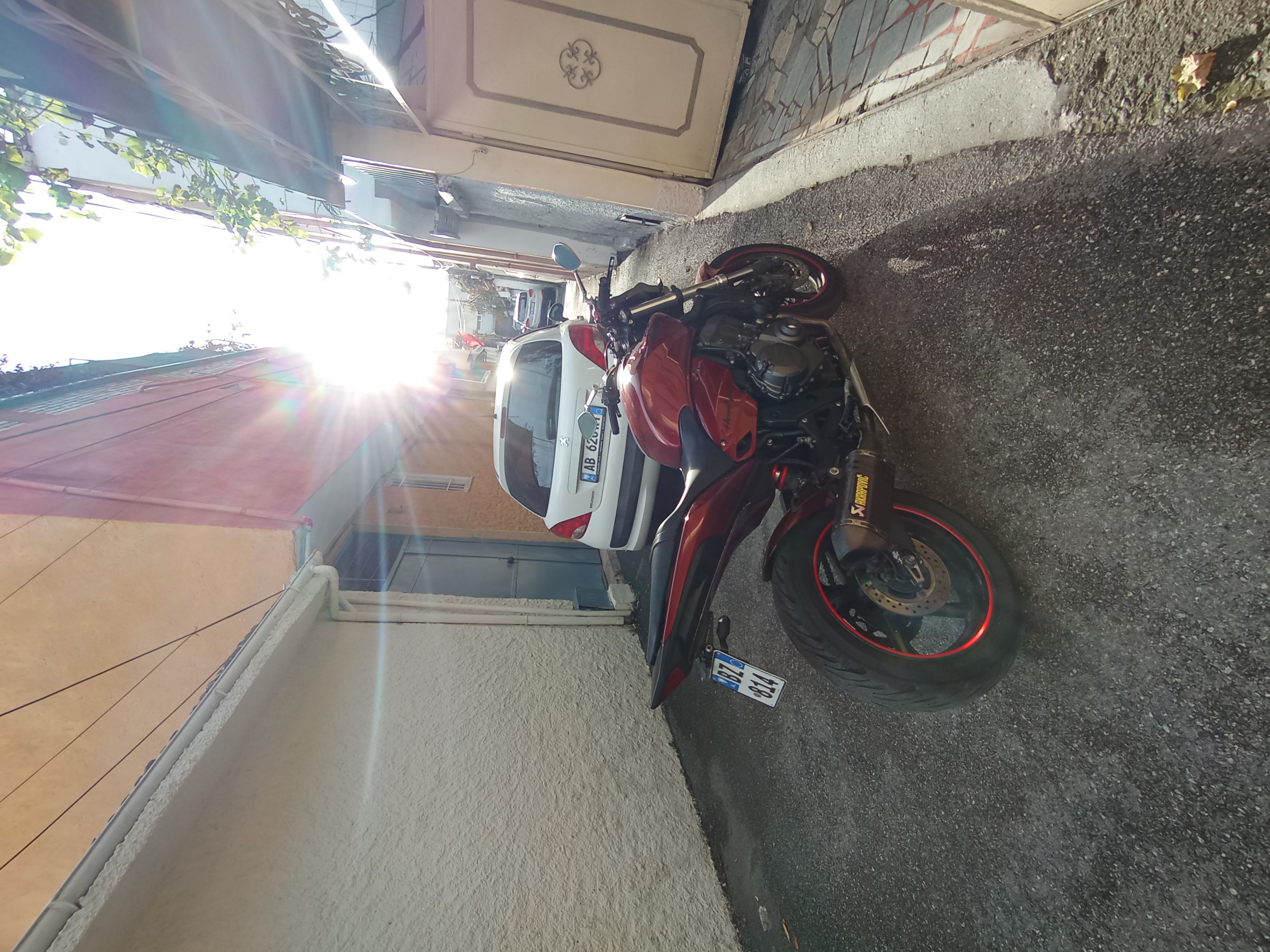 HONDA CB600F NE SHITJE ekstra pasqyrat marmita akropavic origjinale carbon 25000 km ne super gjendje shum i paster dhe i shpejte .