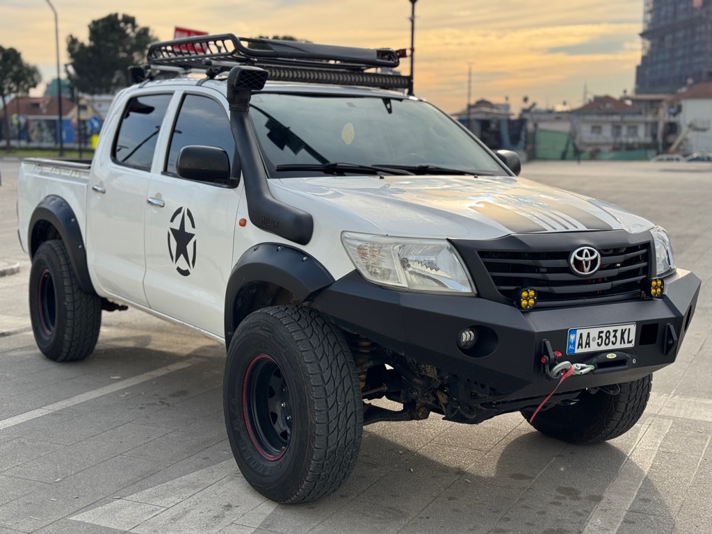 Toyota Hilux 
Viti 2014
2.5 naft
160000 km 
Manual 
Kondicioner
Sherbimet gjenerike te kryera 
Vaj filtra gomina shpatulle dhe suporte
Letrat e paguara
E Rinovuar per Offroad
Amortizatore ARB 
Goma dhe disqe te reja
Organello e re
Snorkel dhe drita 
Parakolp hekuri 
Mbrapakolp i ri 
Krik Offroad
Llaska offroad Origjinale Hilux
Ferrota,tambure, prizhonera dadiceksh,kavo frena dore, kryq transmisioni te reja
⚠️Makina ka 8 mij€ investim