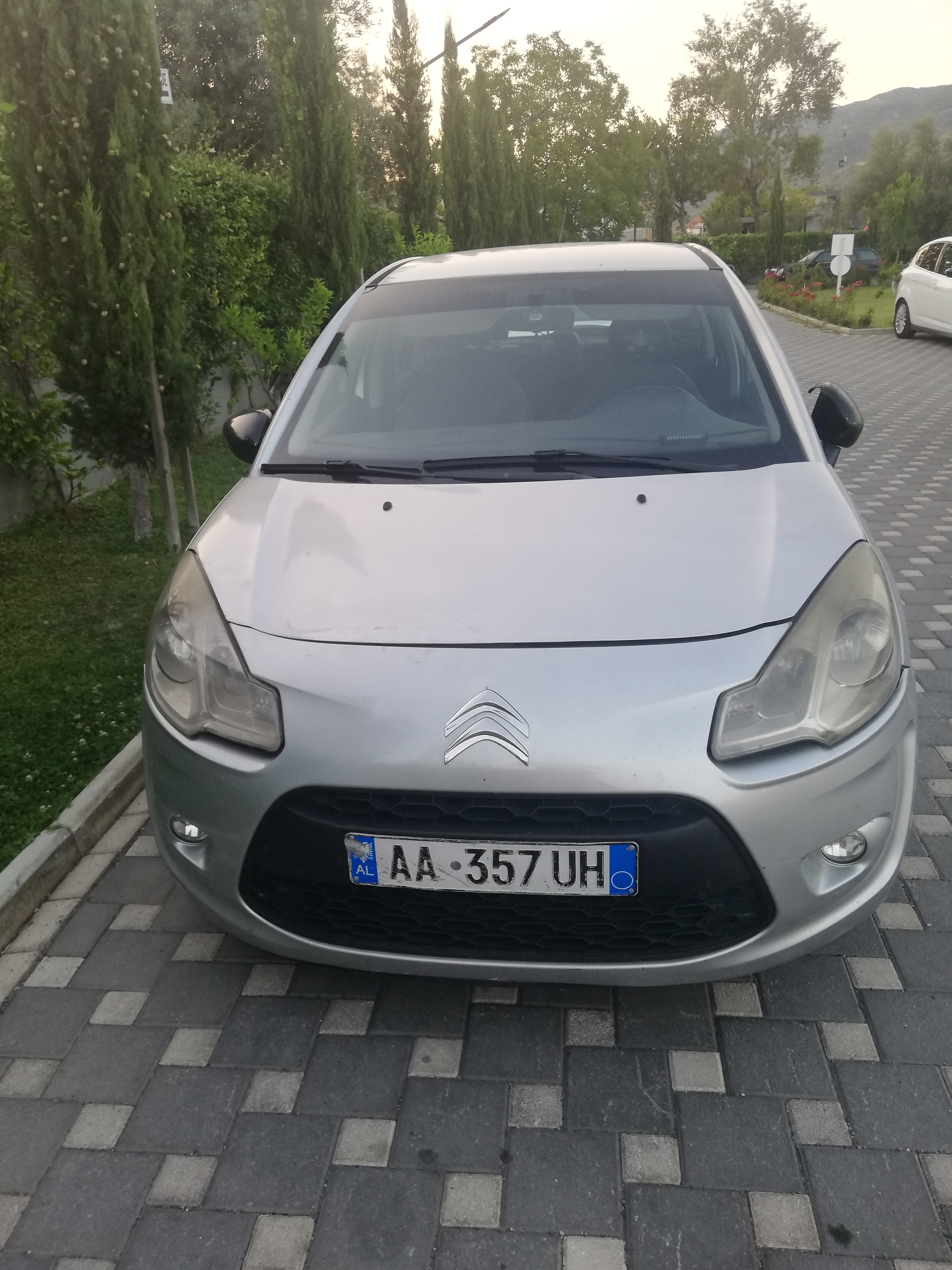 Citroen Shitet per arsyeje familjare
Viti: 2010
Motori: 1.4 HDi Turbo Diesel
Kambio manuale
4 dyer, 5 vende
Kondicioner (A/C)
Airbag
Eshte shume ekonomike
Të gjitha shërbimet të kryera në kohë
2 goma të përparme 80% të reja
Gomat e pasme të përdorura
Gjendje shumë e mirë mekanike
Ka vetëm disa rregullime të vogla estetike
💶 Çmimi: 2500€ (i diskutueshëm).
📍 Makina ndodhet në Elbasan.
📞 Kontakt: 0693050263