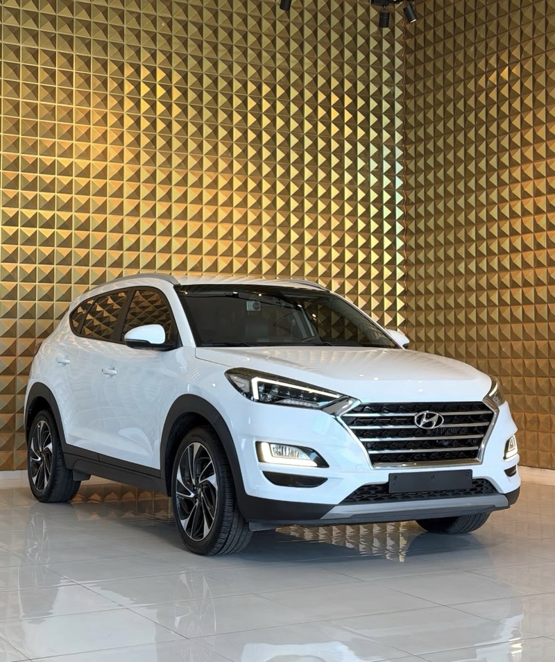 Hyundai 🚘 HYUNDAI TUCSON 2.0 CRDi – 2020
💶 Çmimi: 15.500 €
📅 Viti: 2020
⛽ Motor: 2.0 Diesel CRDi
⚙️ Kambio: Automatike
📍 Kilometra: 176,000 km
🎨 Ngjyra: E bardhë
🔥 OPSIONE
• Kamerë 360° + kamerë parkimi mbrapa
• Sistem Navigation/GPS
• Ekran multimedial
• Kamera për pamje rrethuese gjatë parkimit
• Fenerë LED
• Drita LED për ditën
• Cruise Control
• Timon multifunksional
• Komanda audio/telefon në timon
• Klima automatike 2-zonale
• Sedilje të përparme me ngrohje
• Sedilje me veshje lëkure/eco-leather
• Drive Mode
• Auto Hold
• Frenë dore elektrike
• Start/Stop
• Sensorë parkimi
• USB + AUX + 12V
• Mbështetje për karikim/ lidhje telefoni
• Cluster Ionizer
• Pasqyra elektrike
• Komanda elektrike për sistemet e ndriçimit dhe fshirëseve
• Ekran multifunksional në instrumenta
• Sistem kontrolli në timon për telefonata dhe muzikë
• Dashcam e montuar
✨ Makina paraqitet shumë e pastër si në pjesën e jashtme, ashtu edhe në interier.
Gjendje 10/10 , Shërbimet e bëra