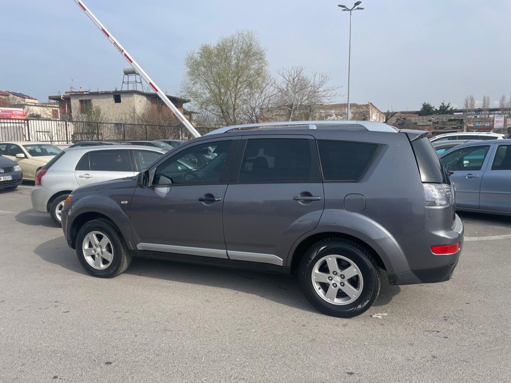 Shitet Mitsubishi Outlander viti 2009 kamio manuale me dogane te paguar gati per targa2.2 nafte 210.000km ne gjendje shum te mire motorrike xhenerike dhe shum e paster brenda ne tapiceri dhe jashte ne llamarine,xhama te zi origjinal kompjuter bordi klima dixhitale kompjuter bordi xhama elektrik gomat 90% te reja etj. Cmimi:5400Lek Nr Cel:0699167220
